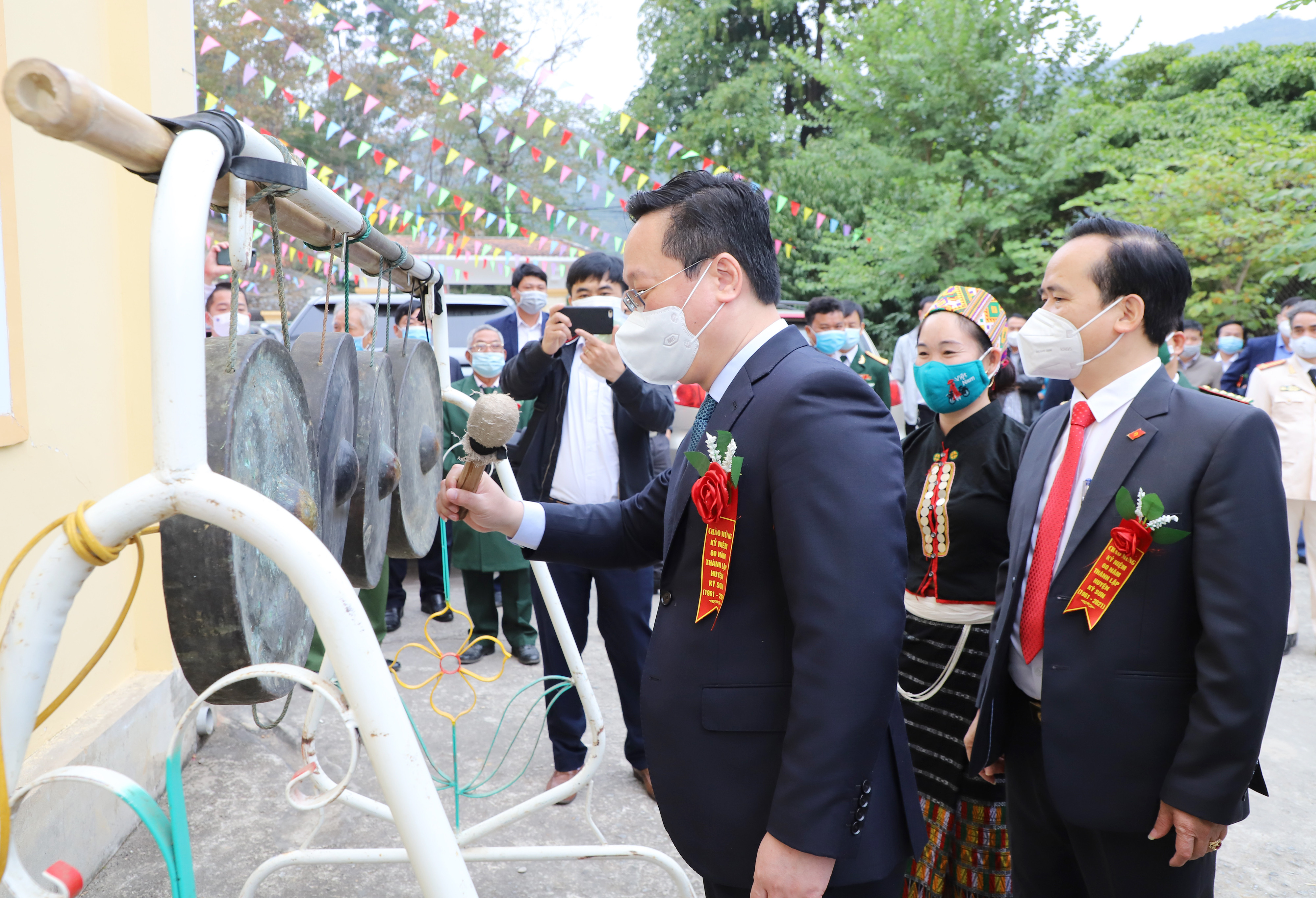 Chủ tịch UBND tỉnh Nguyễn Đức Trung đánh chiêng - nhạc cụ dân tộc 