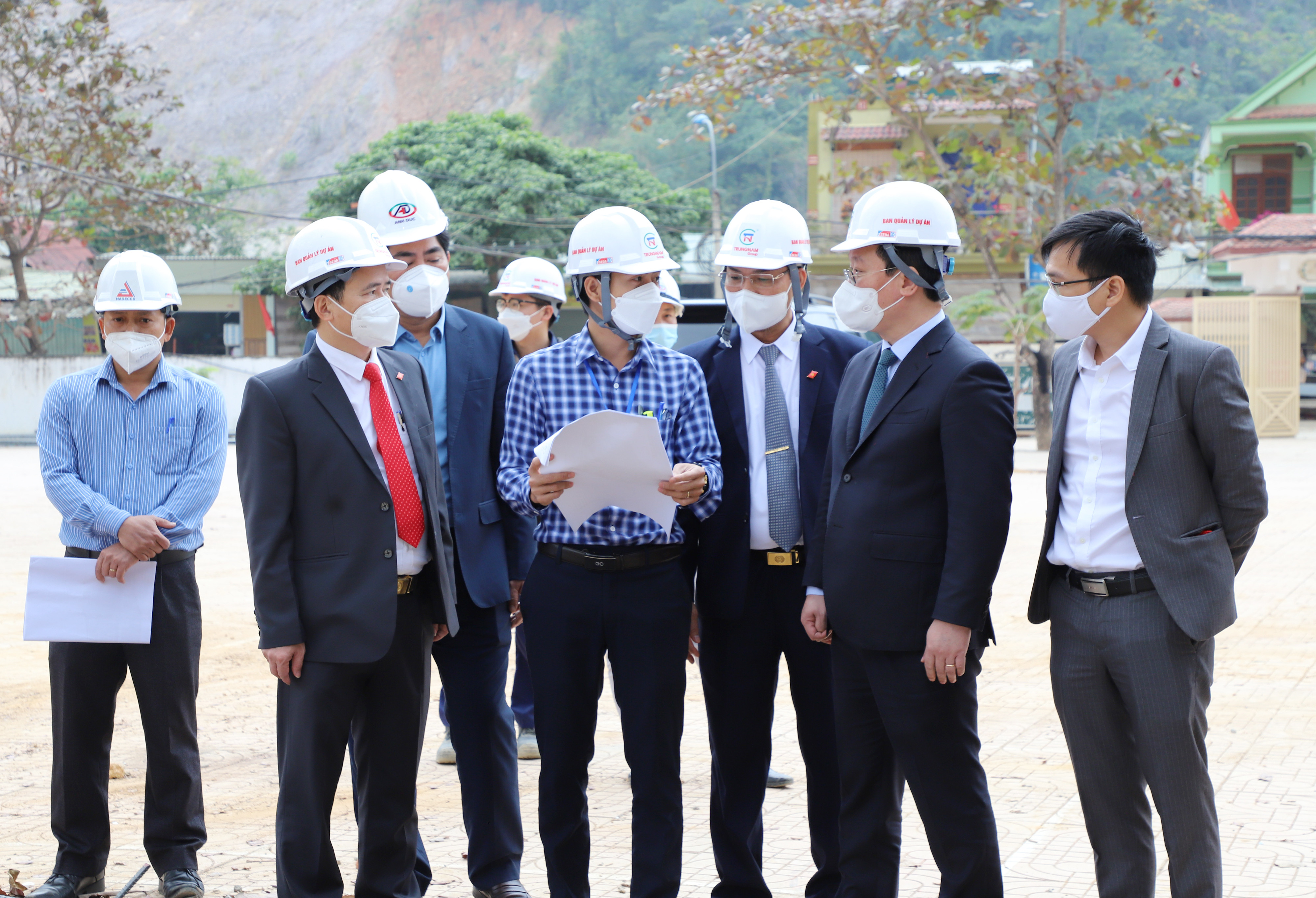 Đồng chí Nguyễn Đức Trung - Chủ tịch UBND tỉnh kiểm tra tiến độ xây dựng Trường THPT Kỳ Sơn. Ảnh: Phạm Bằng