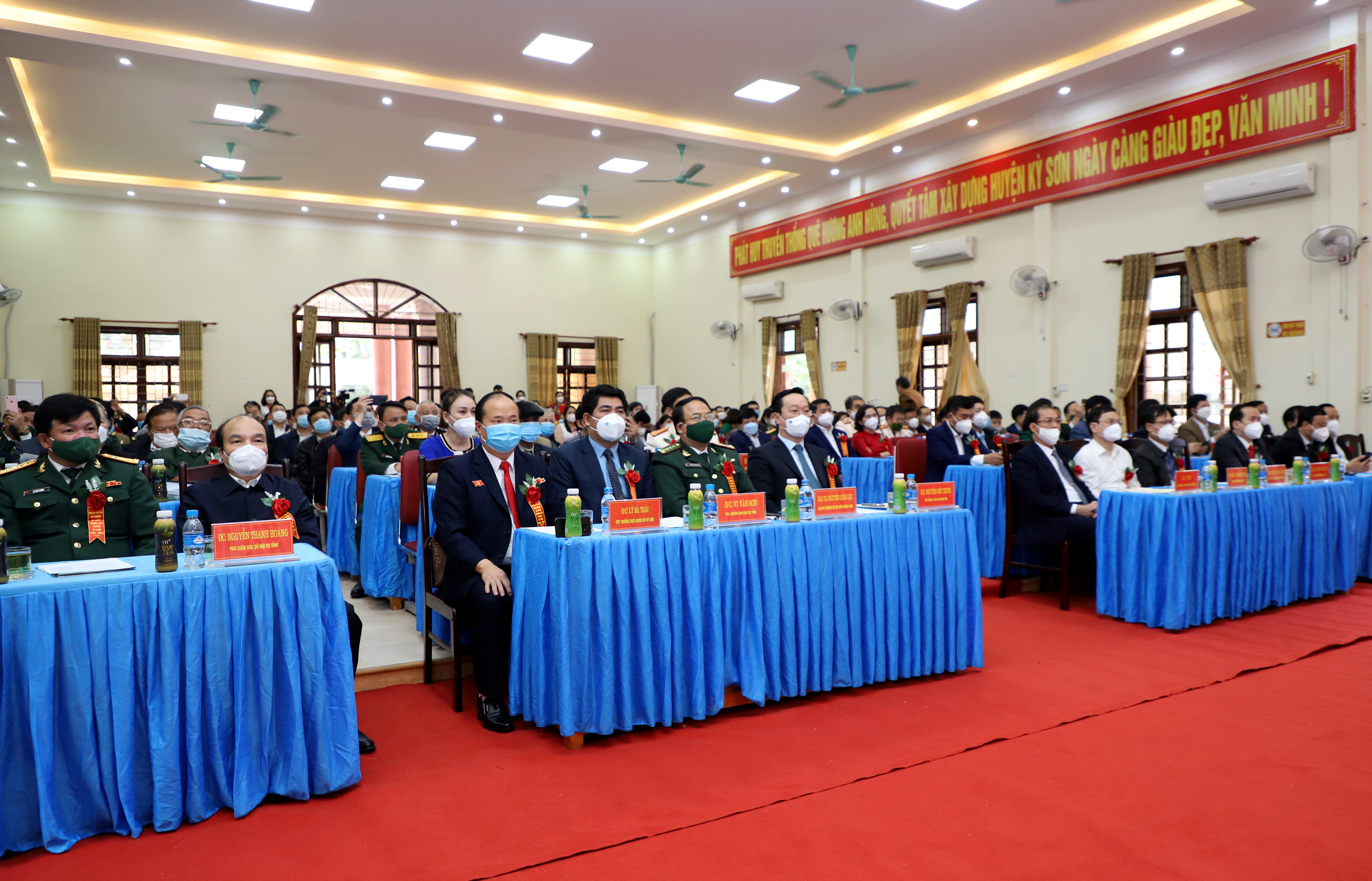 Đồng chí Nguyễn Đức Trung - Chủ tịch UBND tỉnh cùng lãnh đạo các sở, ngành, các huyện bạn về dự buổi tọa đàm. Ảnh: Phạm Bằng