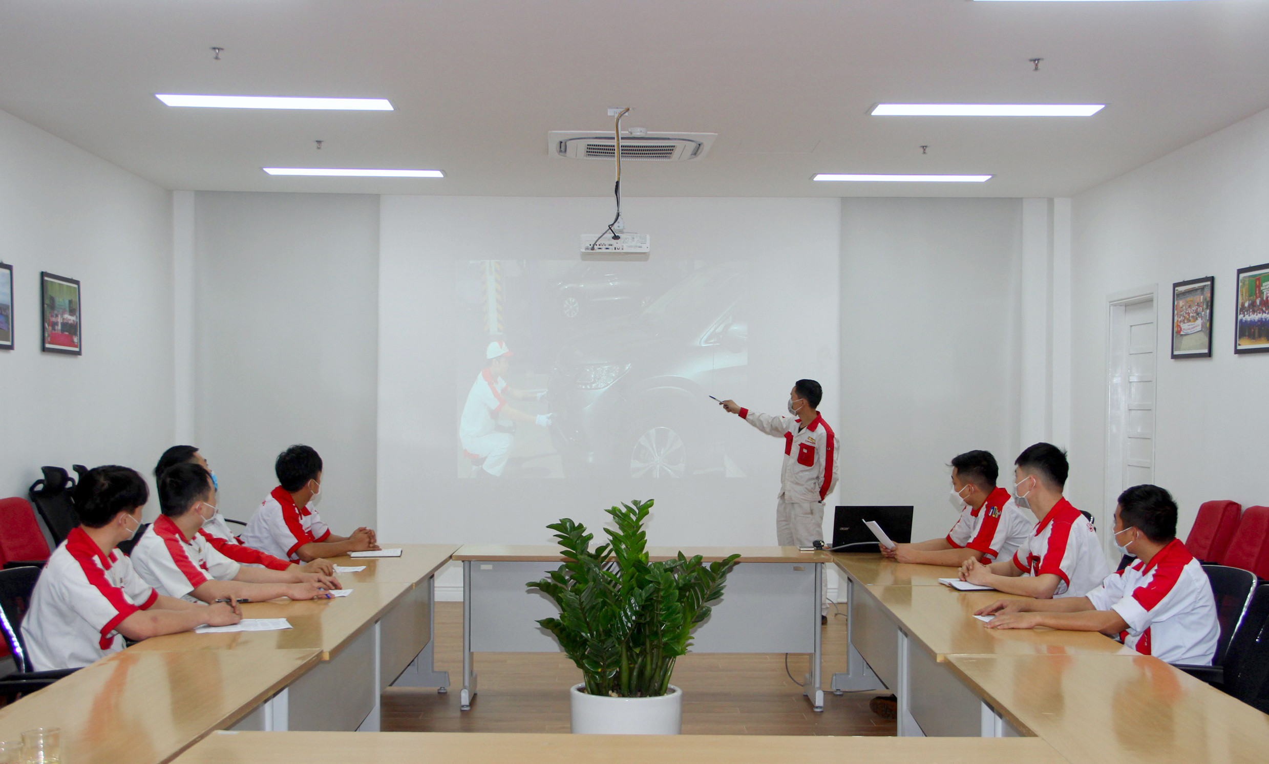 Nhân viên tại Honda Oto Vinh- Nghệ An thường xuyên được đào tạo cả về kỹ thuật chuyên môn và văn hóa ứng xử với khách hàng. Ảnh: Quang An