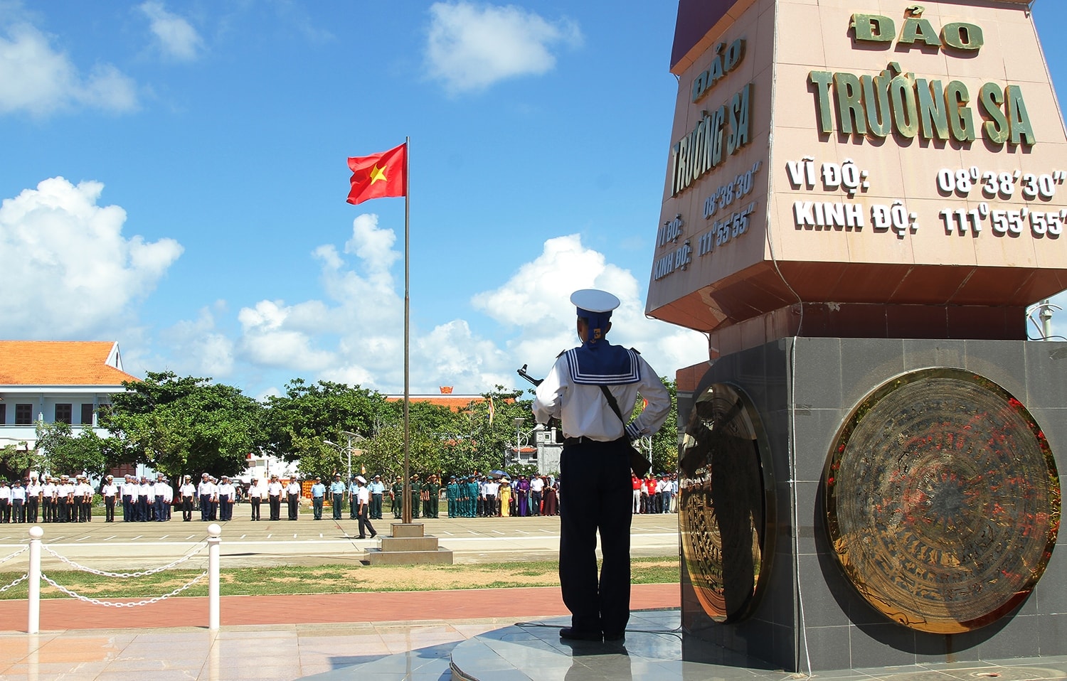 Chào cờ đầu năm mới trên đảo Trường Sa, ảnh Thế Anh