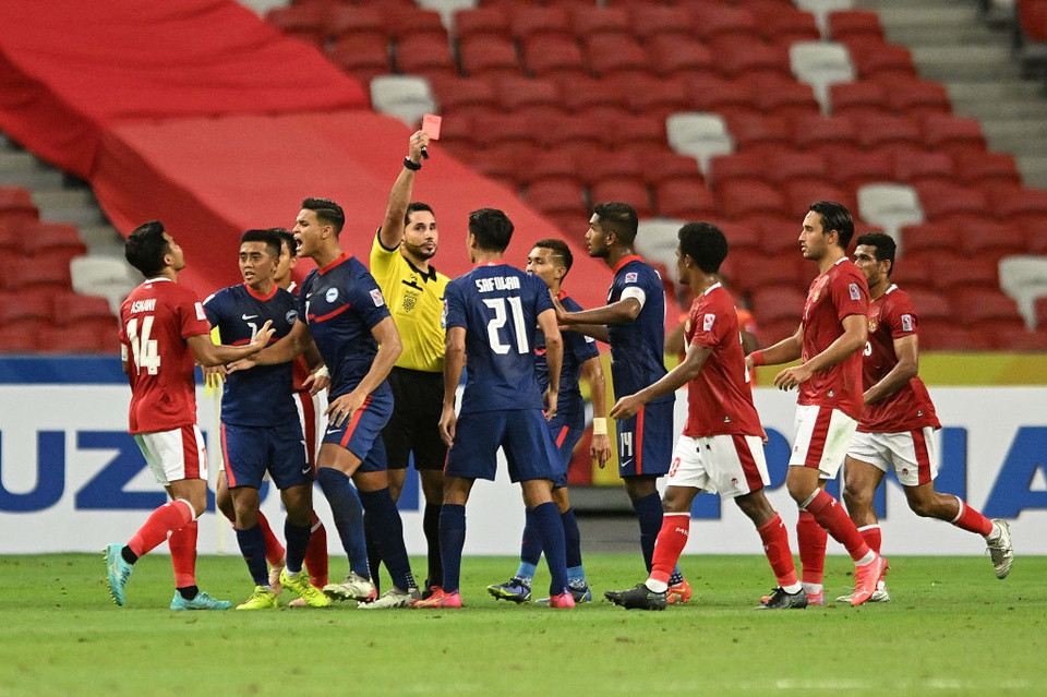 Đội chủ nhà Singapore thua Indonesia 2-4 sau 120 phút thi đấu với việc phải nhận tổng cộng 3 thẻ đỏ. Ảnh: Getty Images.