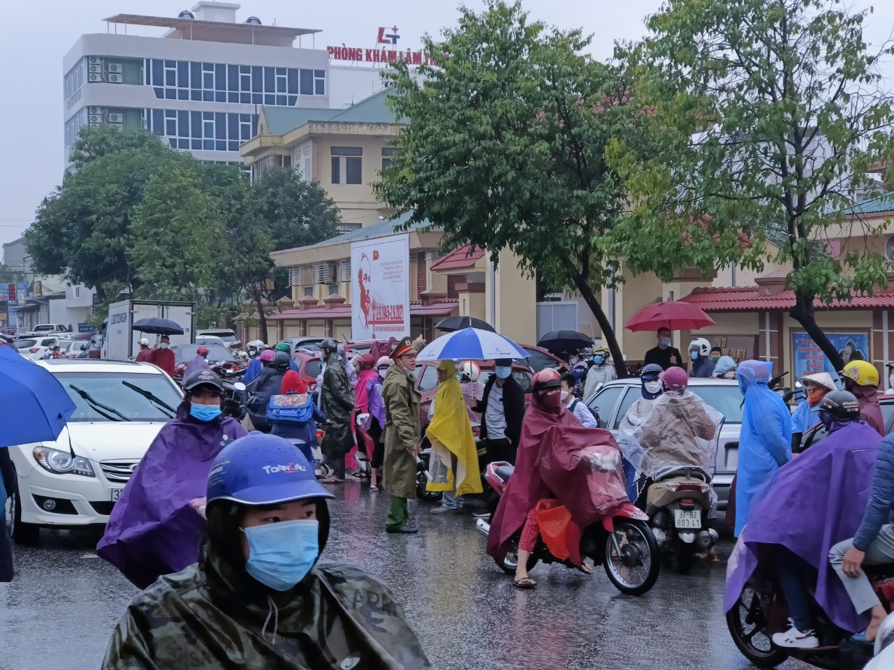 Ách tắc kéo dài tại đường Nguyễn Duy Trinh nơi có Trường Tiểu học Hưng Dũng 1 và THCS Hưng Dũng đứng chân. Ảnh: Tiến Đông 