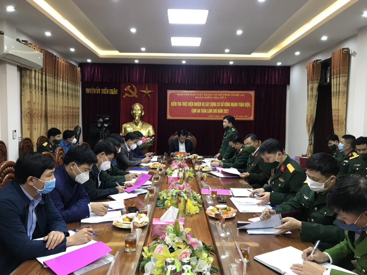 Toàn cảnh cuộc làm việc của đoàn công tác với Ban chỉ đạo xây dựng cơ sở vững mạnh toàn diện, cụm an toàn làm chủ tại huyện Diễn Châu. Ảnh Quang Sơn