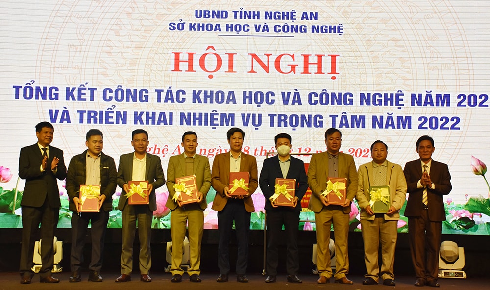 Bàn giao đề tài khoa học cho các sở, ngành, huyện, thành, thị. Ảnh: Thanh Lê