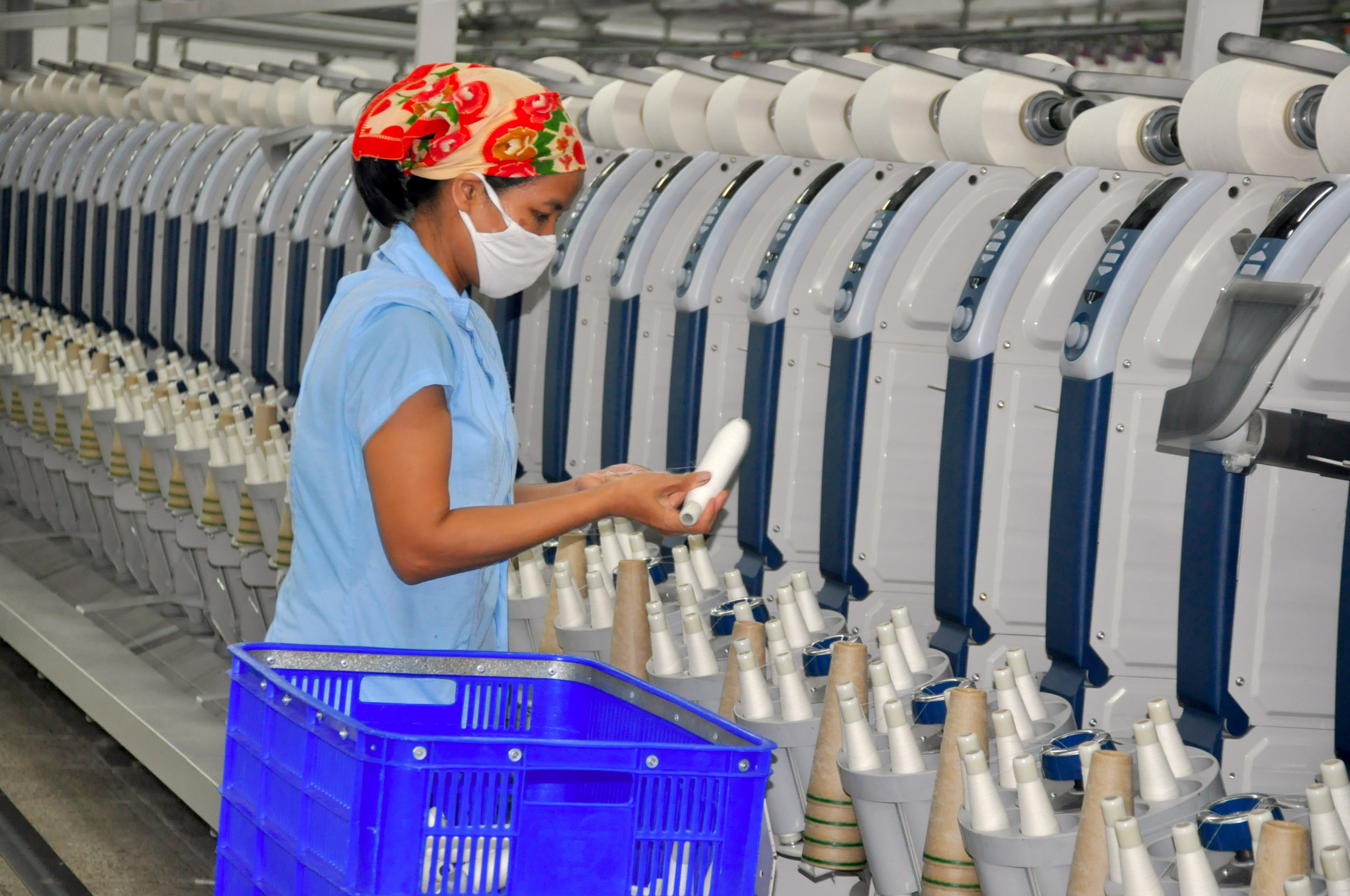 Kim ngạch xuất khẩu từ sản phẩm xơ sợi dệt các loại tăng 75,7%. Trong ảnh: dây chuyền sản xuất sợi tại Công ty CP dệt may Hoàng Loan. Ảnh Thu Huyền