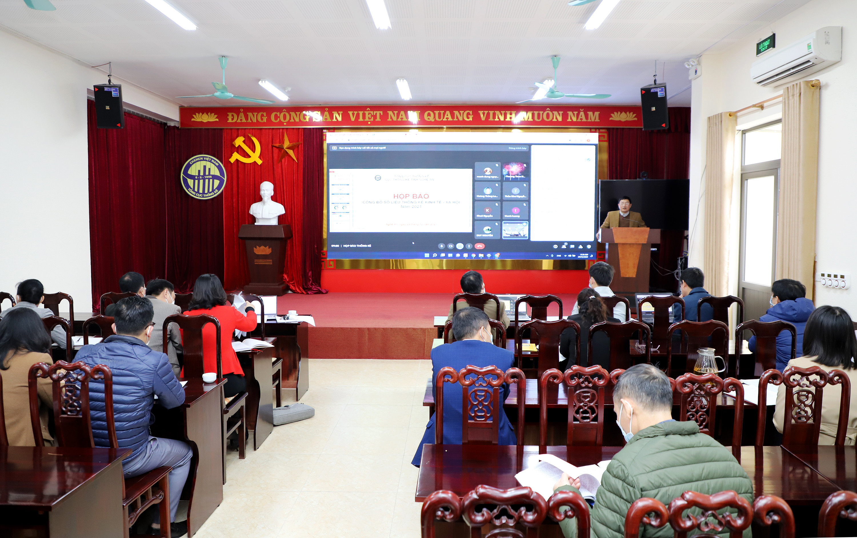 Buổi họp báo công bố số liệu thống kê kinh tế - xã hội tỉnh Nghệ An năm 2021 được tổ chức bằng hình thức trực tuyến. Ảnh: Phạm Bằng