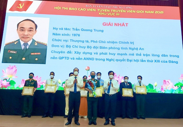 Đồng chí Phan Xuân Thủy, Phó Trưởng ban Tuyên giáo Trung ương (bên phải) và đồng chí Nguyễn Hồ Hải, Phó Bí thư Thành ủy TP Hồ Chí Minh trao giải Nhất cho thí sinh Trần Quang Trung