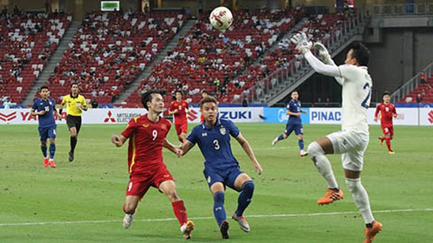 Tình huống đối mặt với cầu môn Thái của tuyển Việt Nam.