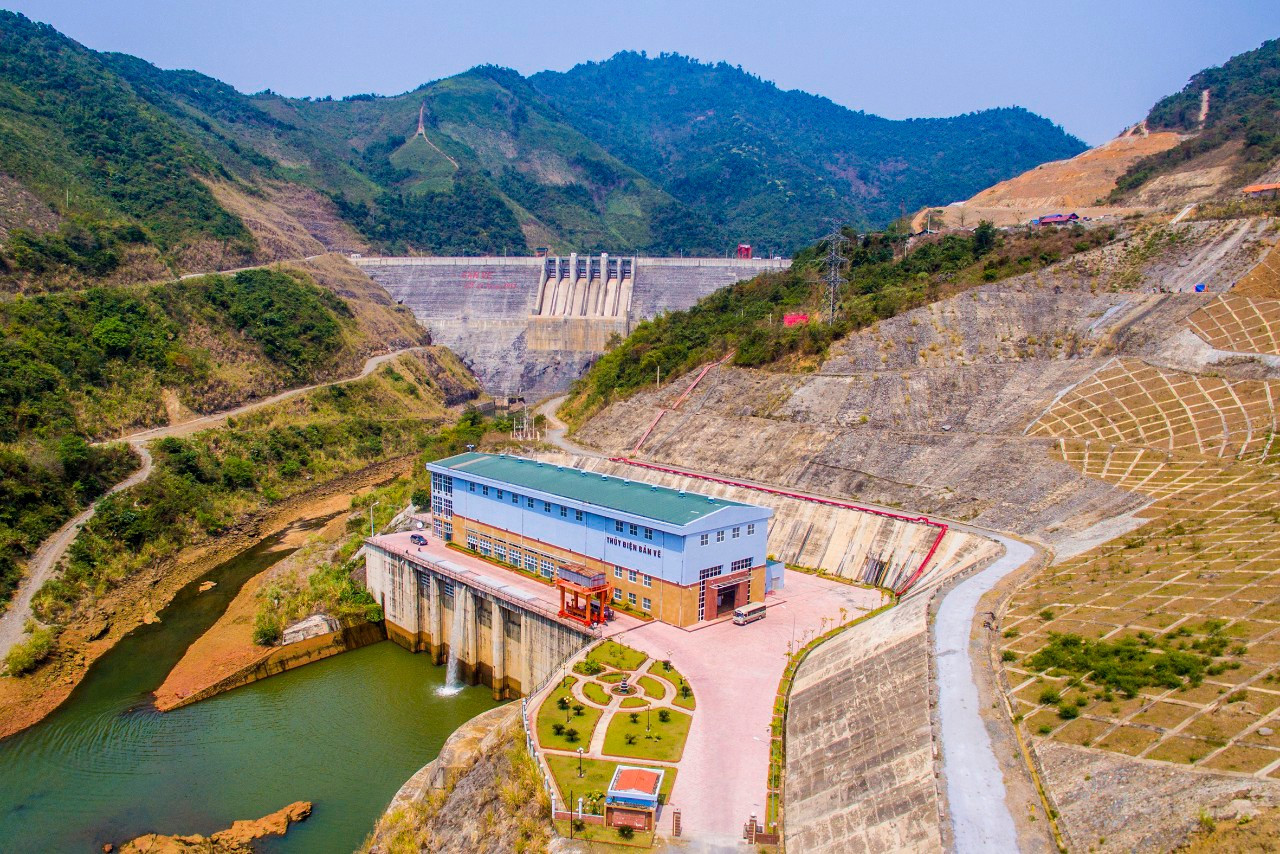 Việc xây dựng các công trình thủy điện lớn là cần thiết, mang lại hiệu quả lớn đối với nền kinh tế. Trong ảnh: Thủy điện bản Vẽ có công suất thiết kế 320 MWẢnh TH