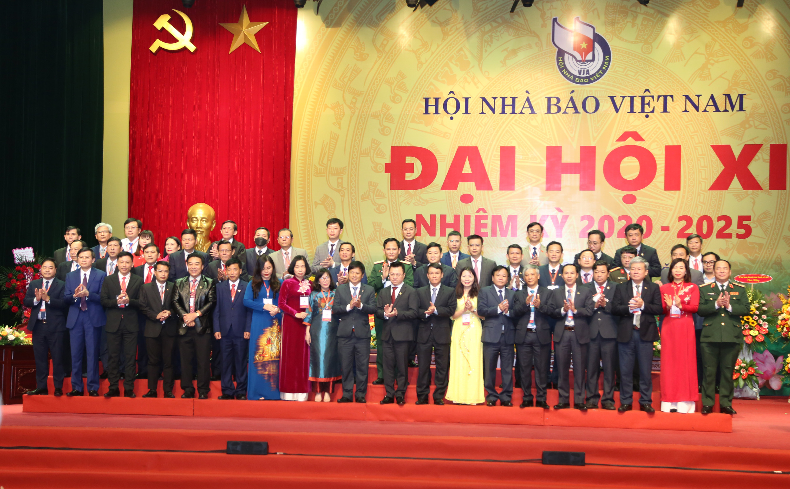 BCH Hội Nhà báo Việt Nam khóa XI, nhiệm kỳ 2020-2025 ra mắt Đại hội. Ảnh: Đào Tuấn 
