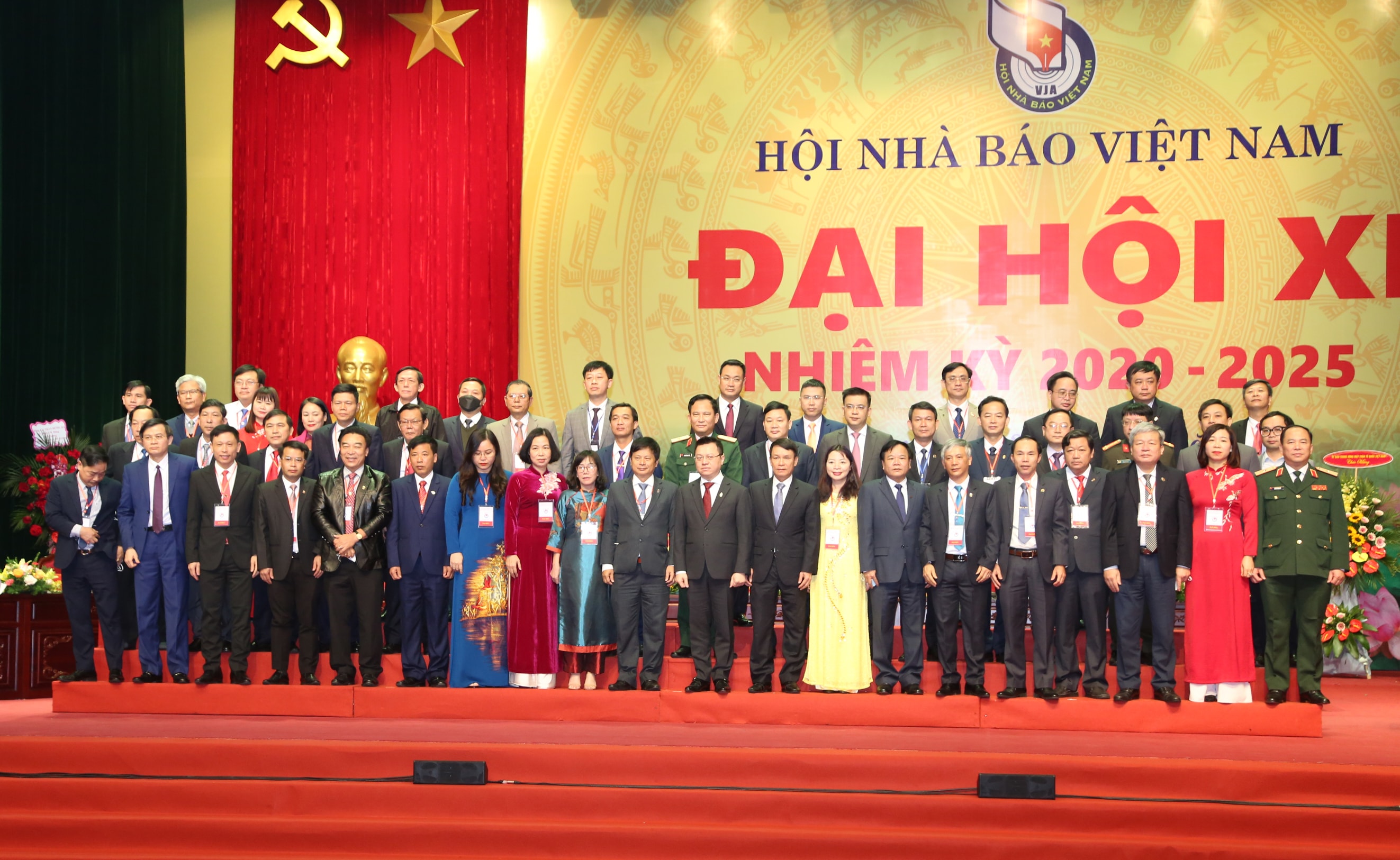 BCH Hội Nhà báo Việt Nam khóa X, nhiệm kỳ 2022-2025 ra mặt Đại hội. Ảnh: Đào Tuấn
