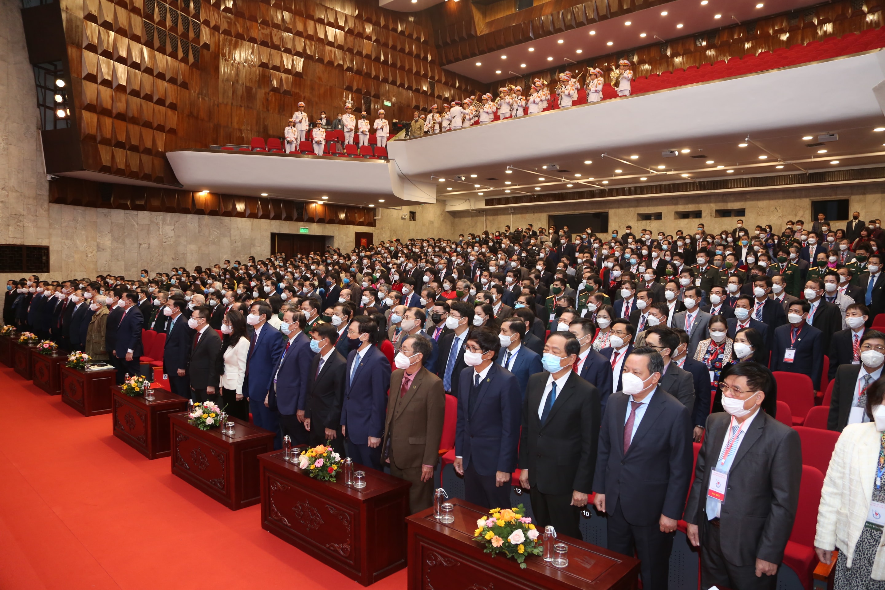 Các đại biểu thực hiện nghi thức chào cờ. Ảnh: Đào Tuấn