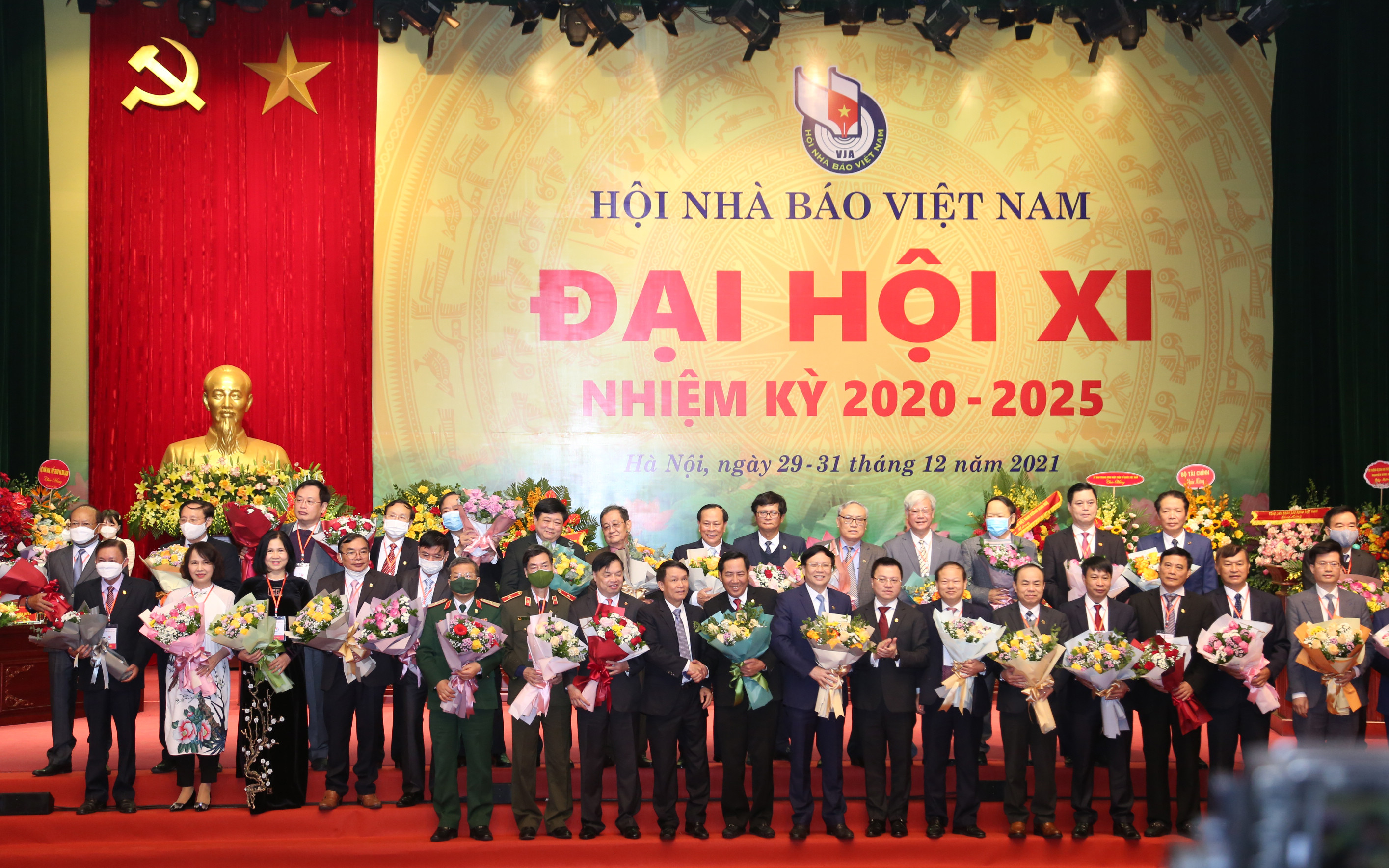 Tặng hoa chúc mừng BCH Hội Nhà báo Việt Nam khóa X, nhiệm kỳ 2015-2020 hoàn thành niệm vụ. Ảnh: Đào Tuấn