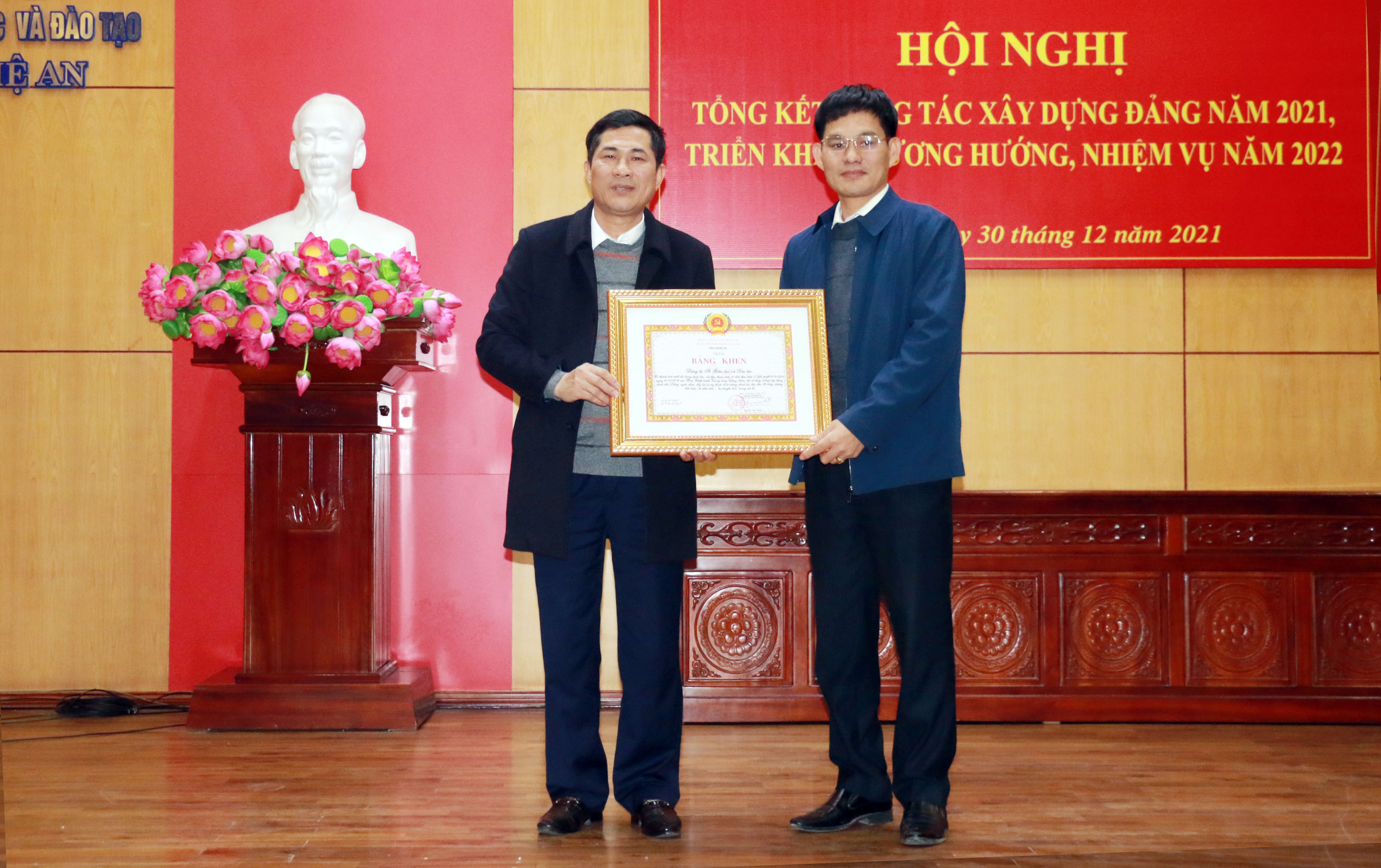 Đồng chí Chu Bá Long trao tặng Bằng khen của Tỉnh ủy Nghệ An cho Đảng bộ Sở Giáo dục và Đào tạo. Ảnh: MH