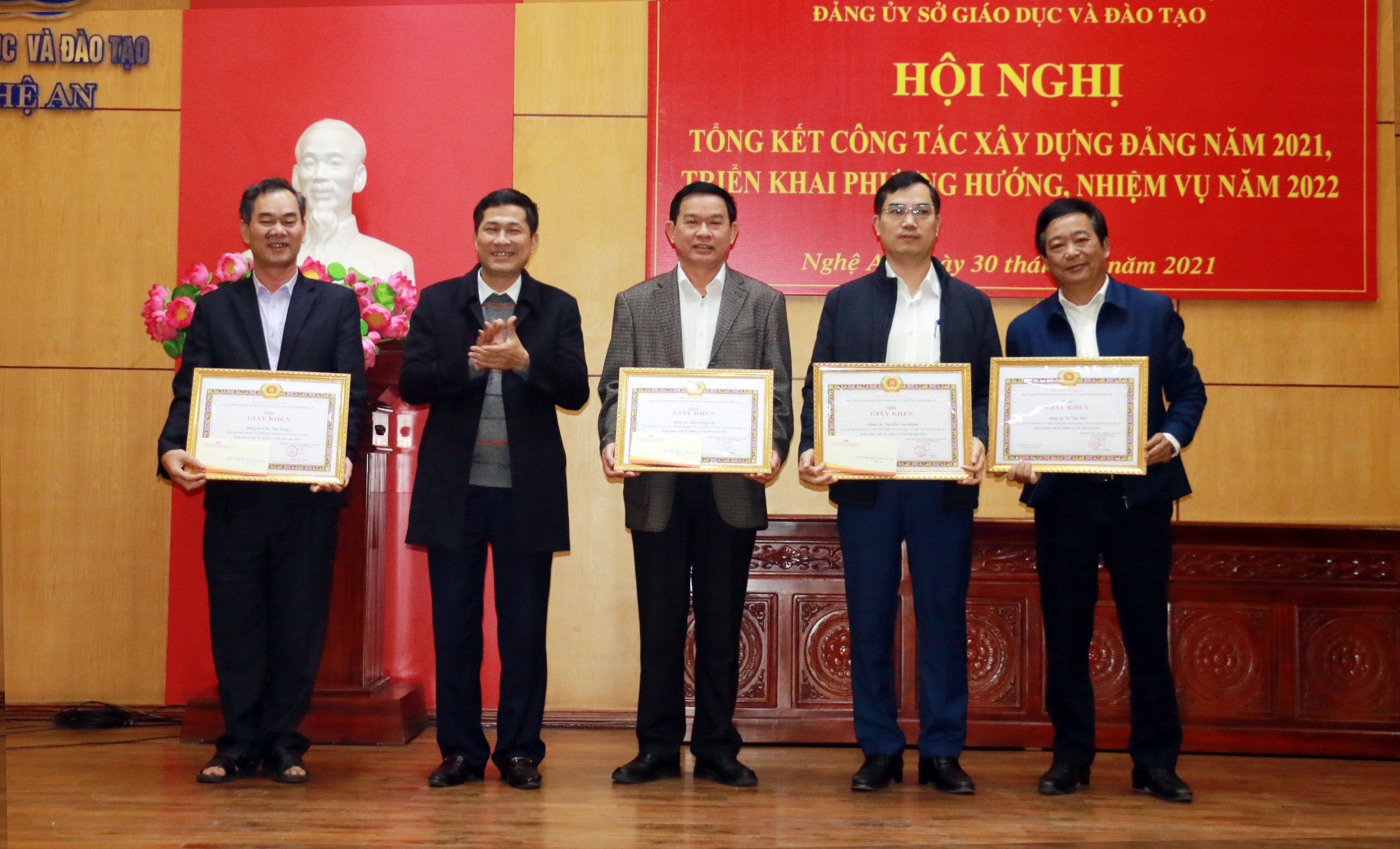 Giám đốc Sở Giáo dục và Đào tạo Thái Văn Thành khen thưởng cho các cá nhân có thành tích xuất sắc. Ảnh: MH