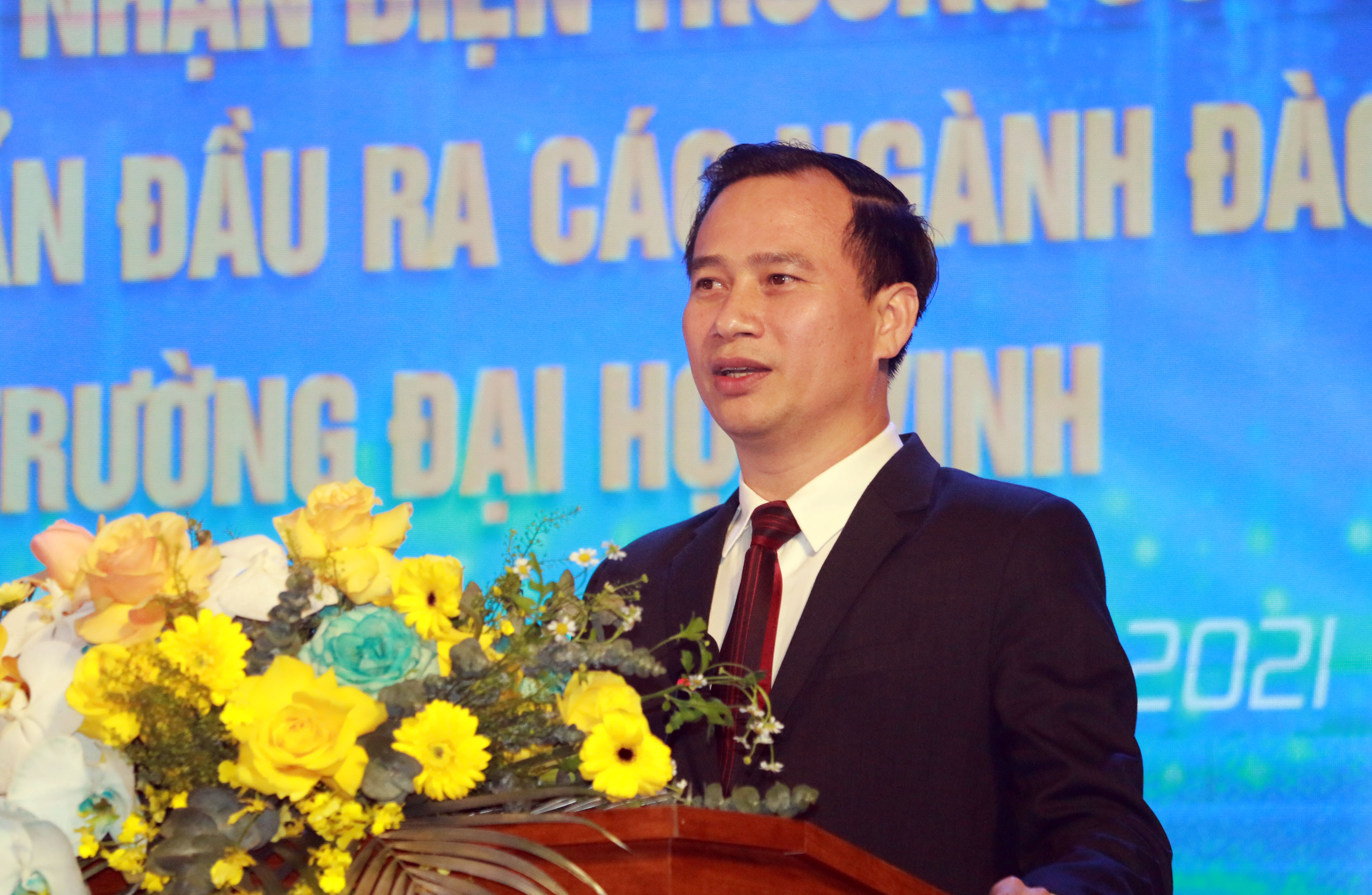 GS Nguyễn Huy Bằng - Hiệu trưởng Trường Đại học Vinh phát biểu tại lễ ra mắt. Ảnh: MH