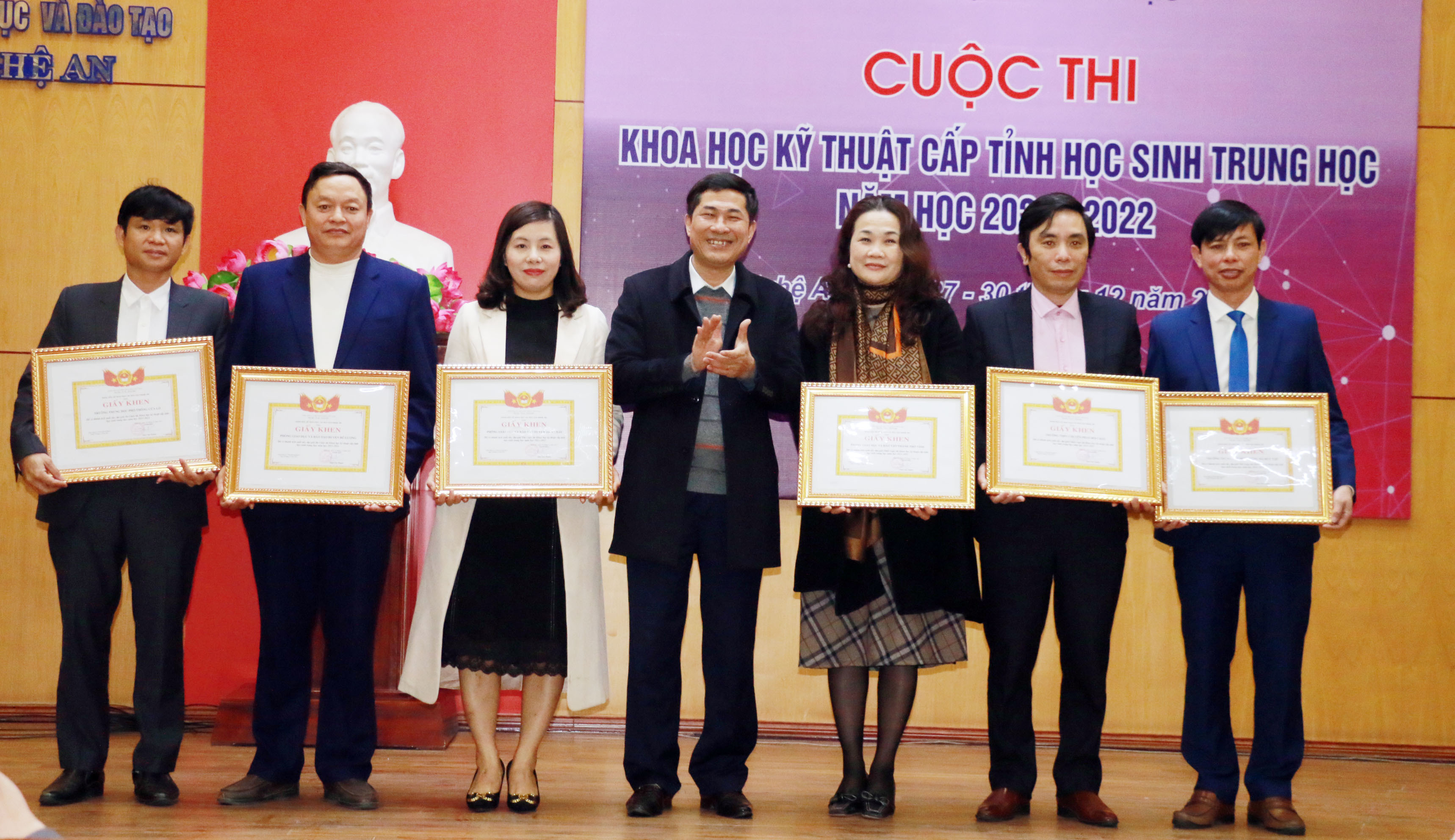 Giám đốc Sở Giáo dục và Đào tạo Thái Văn Thành khen thưởng cho các tập thể có thành tích xuất sắc. Ảnh: MH