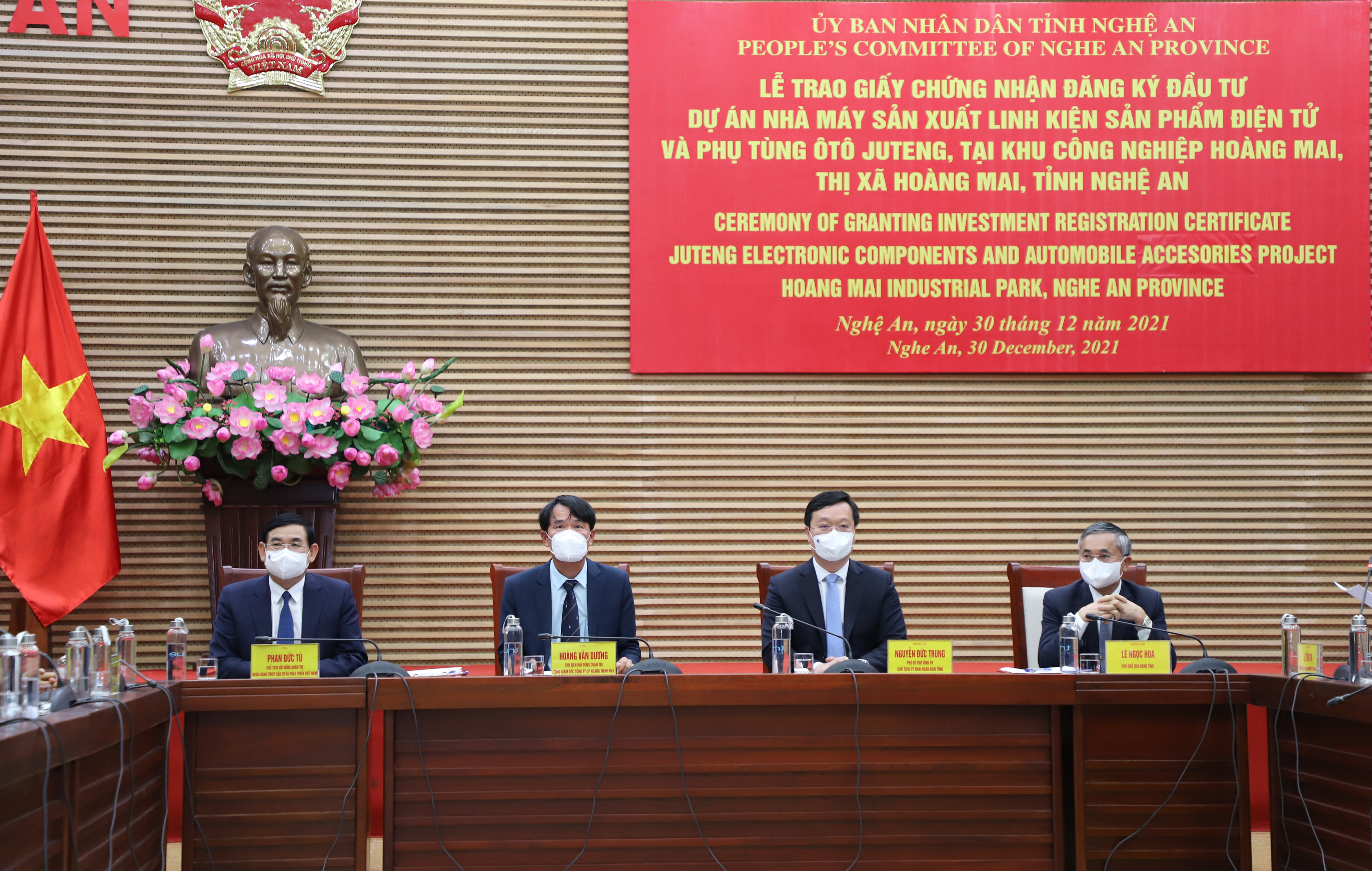 Các đồng chí lãnh đạo tỉnh, nhà đầu tư, ngân hàng Vietcombank dự buổi lễ. Ảnh: Phạm Bằng