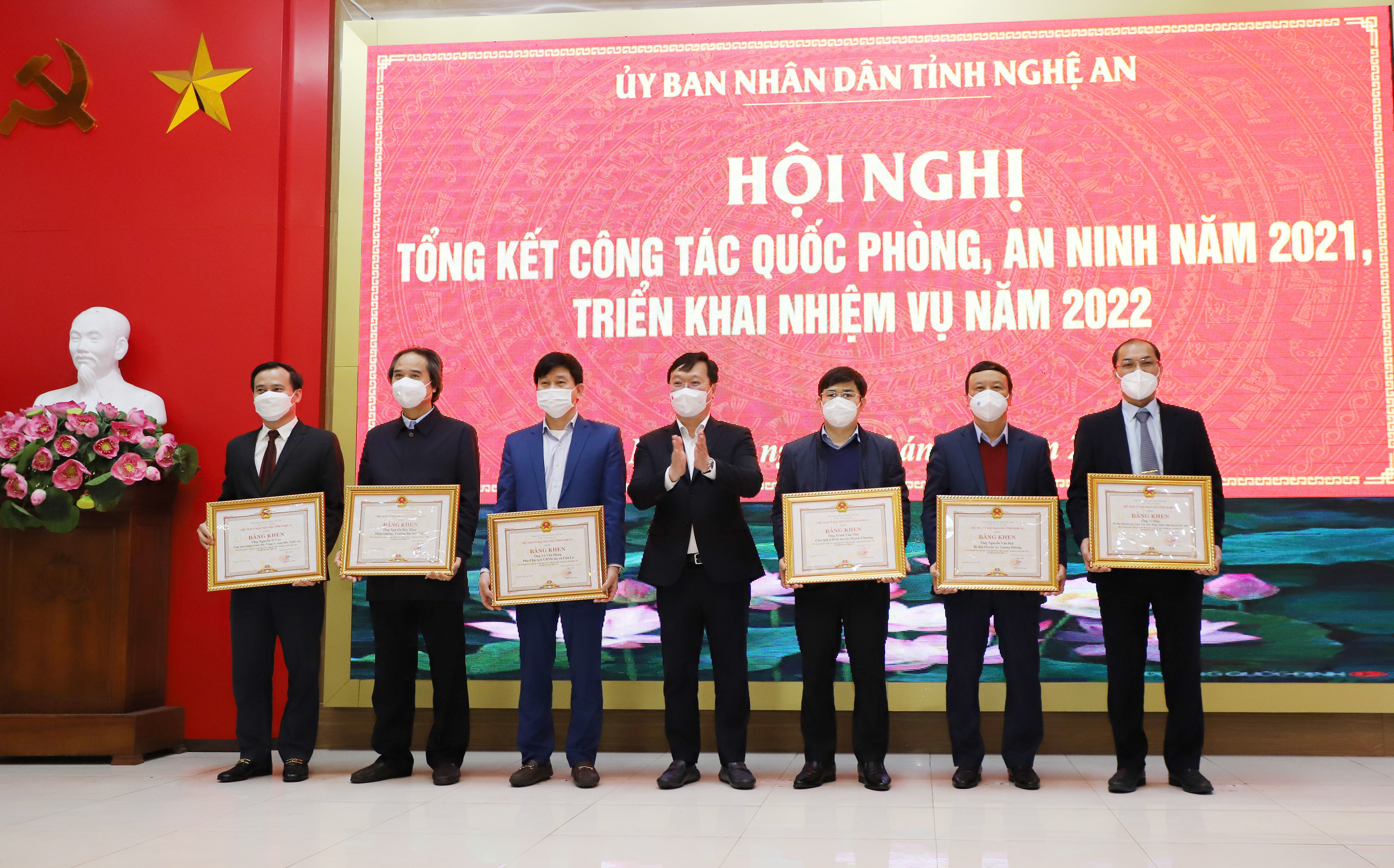 Đồng chí Nguyễn Đức Trung - Chủ tịch UBND tỉnh trao Bằng khen cho 8 cá nhân có thành tích xuất sắc trong công tác quốc phòng, an ninh năm 2021. Ảnh: Phạm Bằng