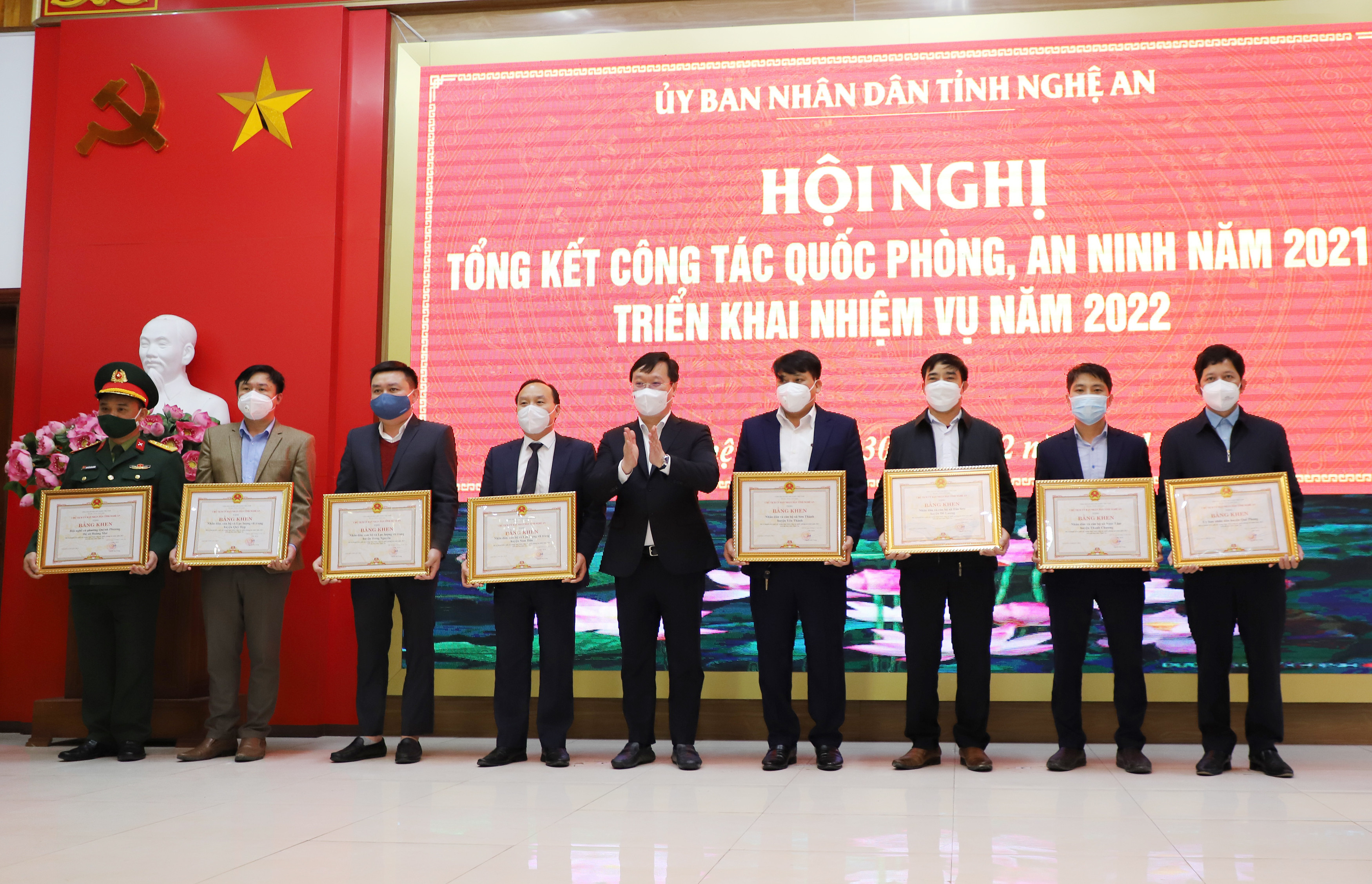 Đồng chí Nguyễn Đức Trung - Chủ tịch UBND tỉnh trao Bằng khen cho 8 tập thể có thành tích xuất sắc trong công tác quốc phòng, an ninh năm 2021. Ảnh: Phạm Bằng