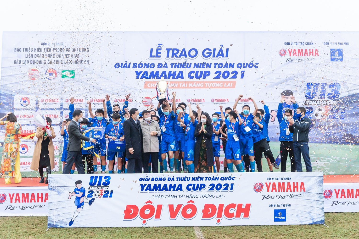 Trao Cup vô địch cho U13 PVF. Ảnh: Hoàng Cường