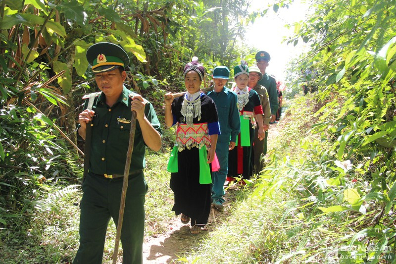 Phụ nữ xã Đoọ̣c Mạy tham gia bảo vệ an ninh biên giới với cán bộ, chiến sỹ đồn BP Na Loi. Ảnh tư liệu Hoài Thu.j
