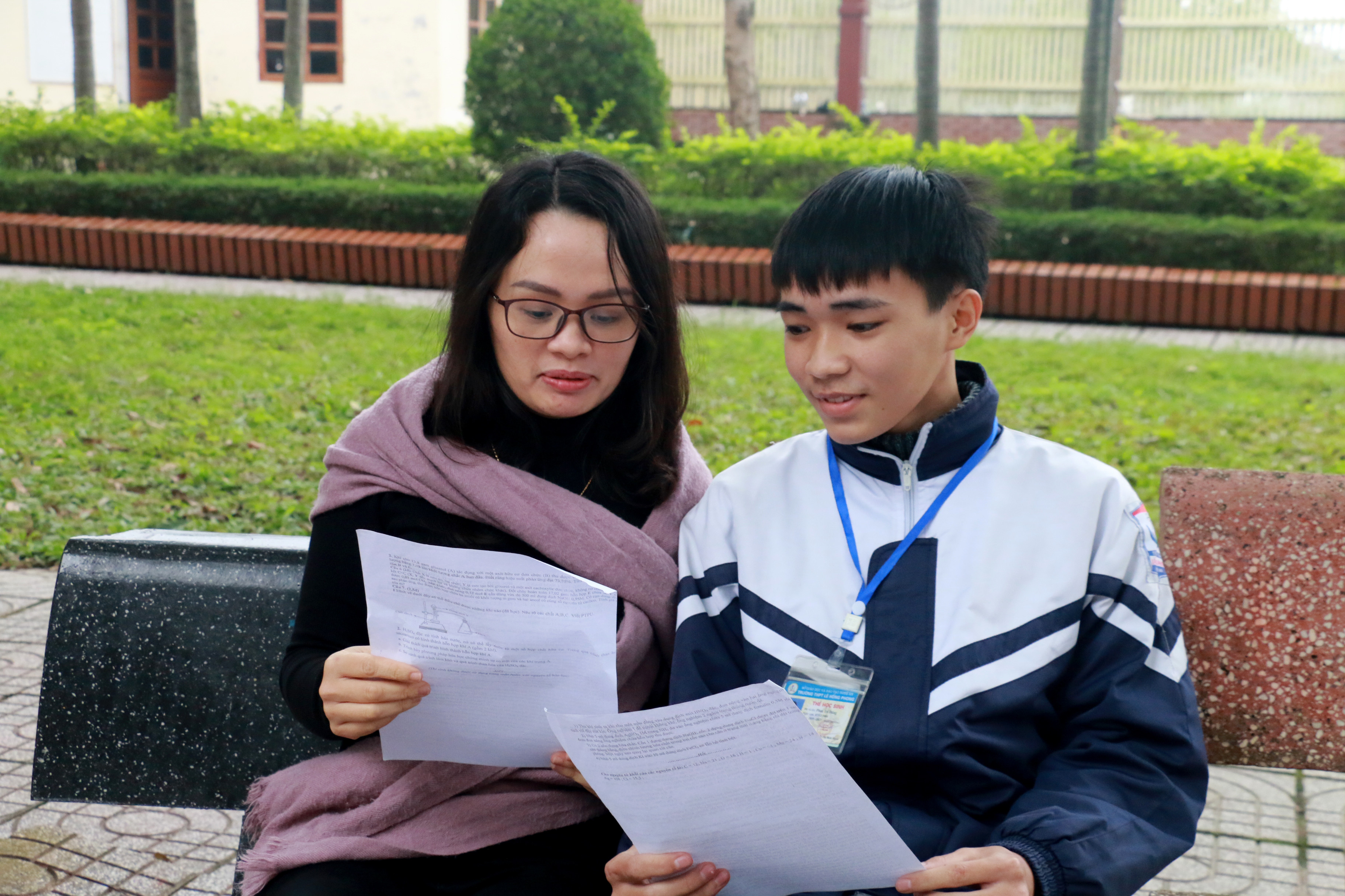 Phan Trí Dũng và cô giáo Phạm Thị Hồng Hà - giáo viên chủ nhiệm và trực tiếp bồi dũong môn Hóa học. Ảnh: MH