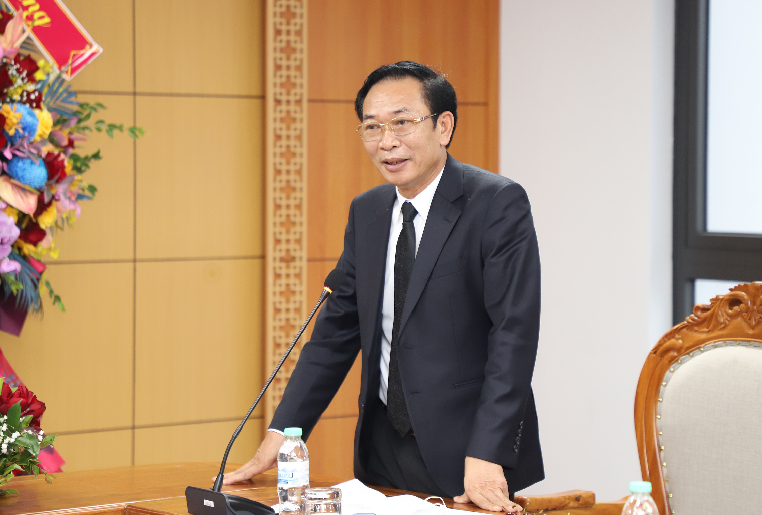 Đồng chí Nguyễn Xuân Hải - Giám đốc Sở Tài chính báo cáo với Đoàn công tác về kết quả hoạt động của Sở trong năm 2021. Ảnh: Phạm Bằng