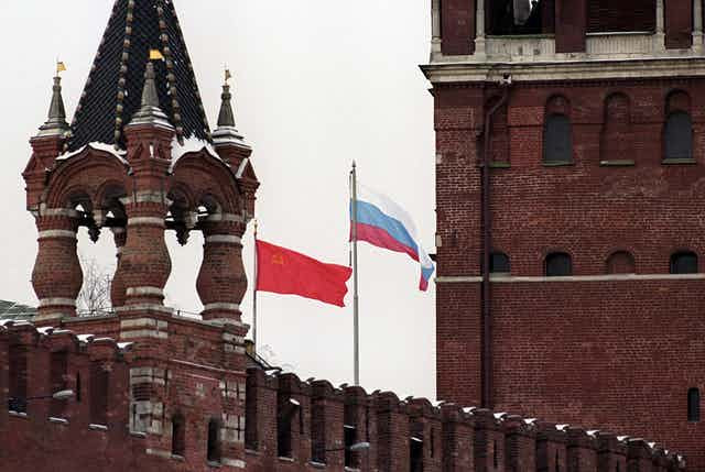 Cờ Liên Xô được hạ xuống và cờ Nga được kéo lên tại Moskva, đánh dấu chuyển sang một giai đoạn mới. Ảnh: EPA