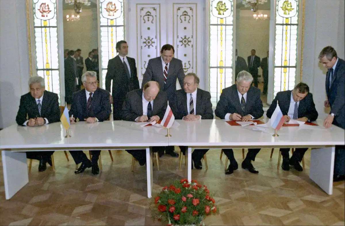 Lãnh đạo Ukraine, Belarus, Nga,... tham gia lễ ký kết xóa bỏ USSR và thành lập Cộng đồng các quốc gia độc lập. Ảnh: RIA Novosti