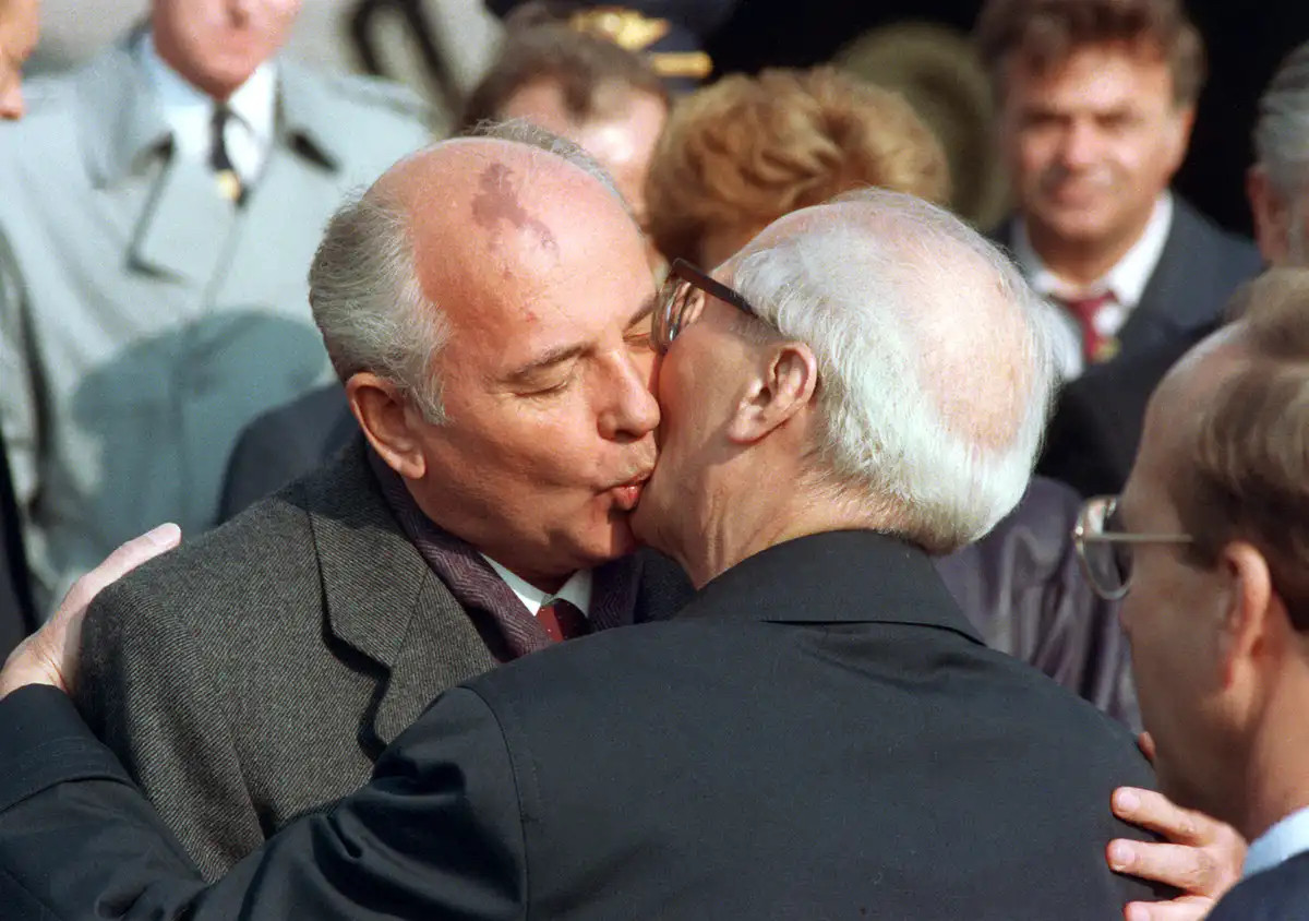 Tổng thống Liên Xô Gorbachev và nguyên thủ Đông Đức Honecker trong cuộc gặp vào tháng 10-1989. Ảnh: EPA