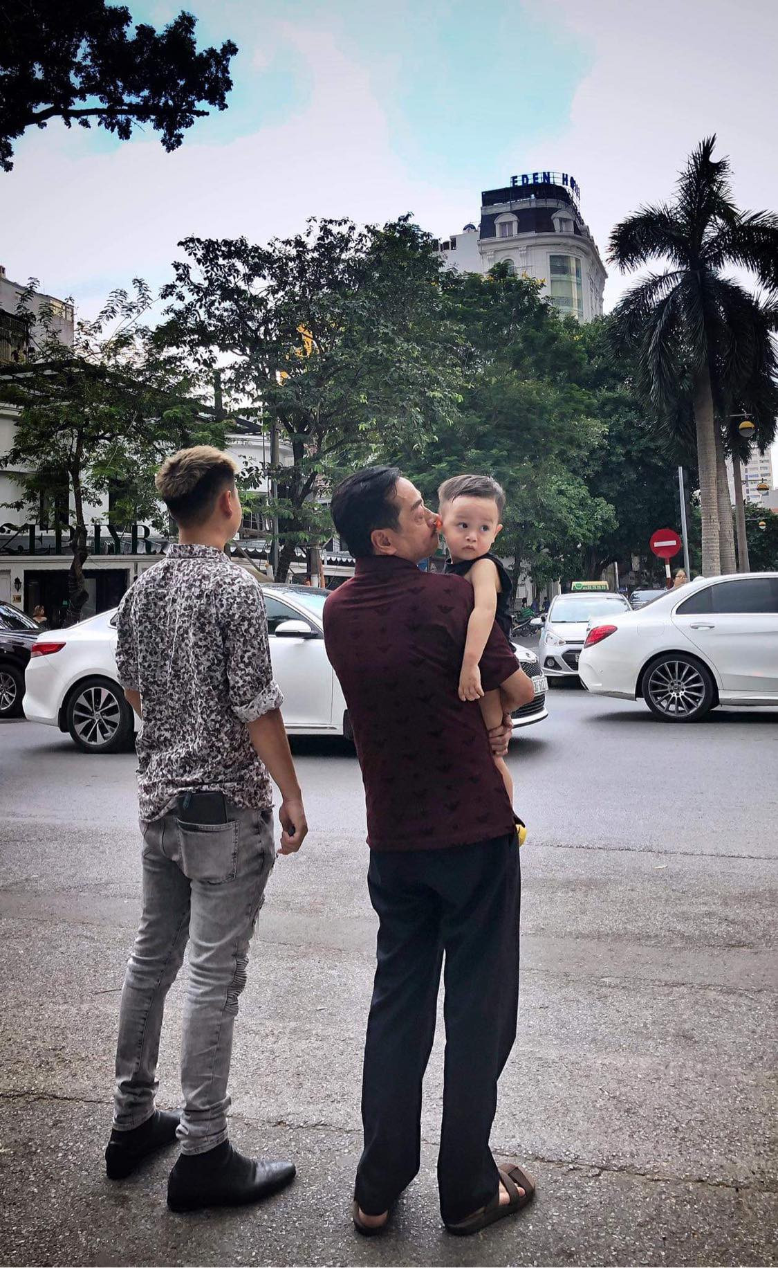 Hoàng Dương đi chơi cùng bố và cháu trai khi ông còn tại thế. (Ảnh: NVCC)