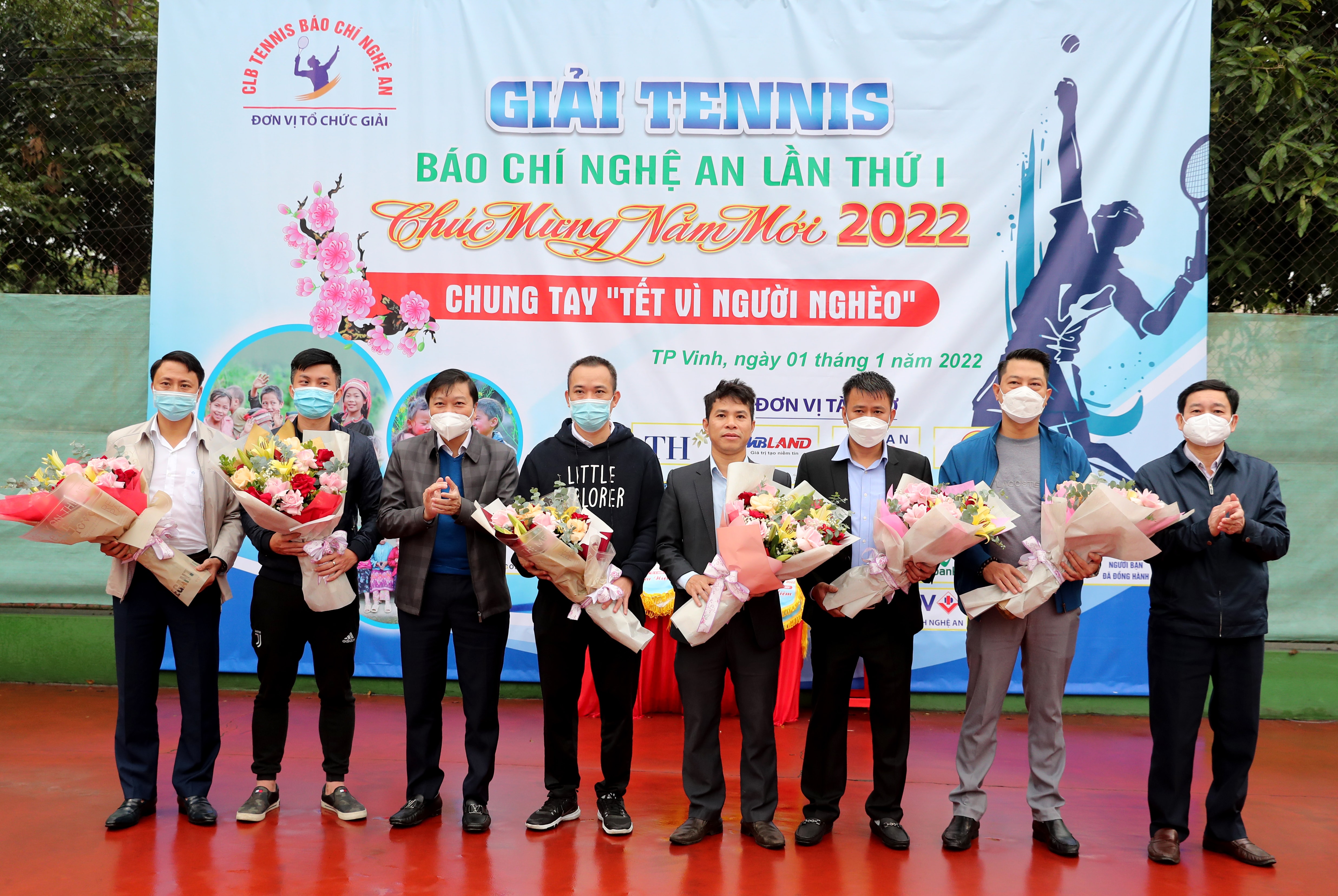Phó Chủ tịch UBND tỉnh tặng hoa chúc mừng các VĐV tham gia. Ảnh: Đức Anh