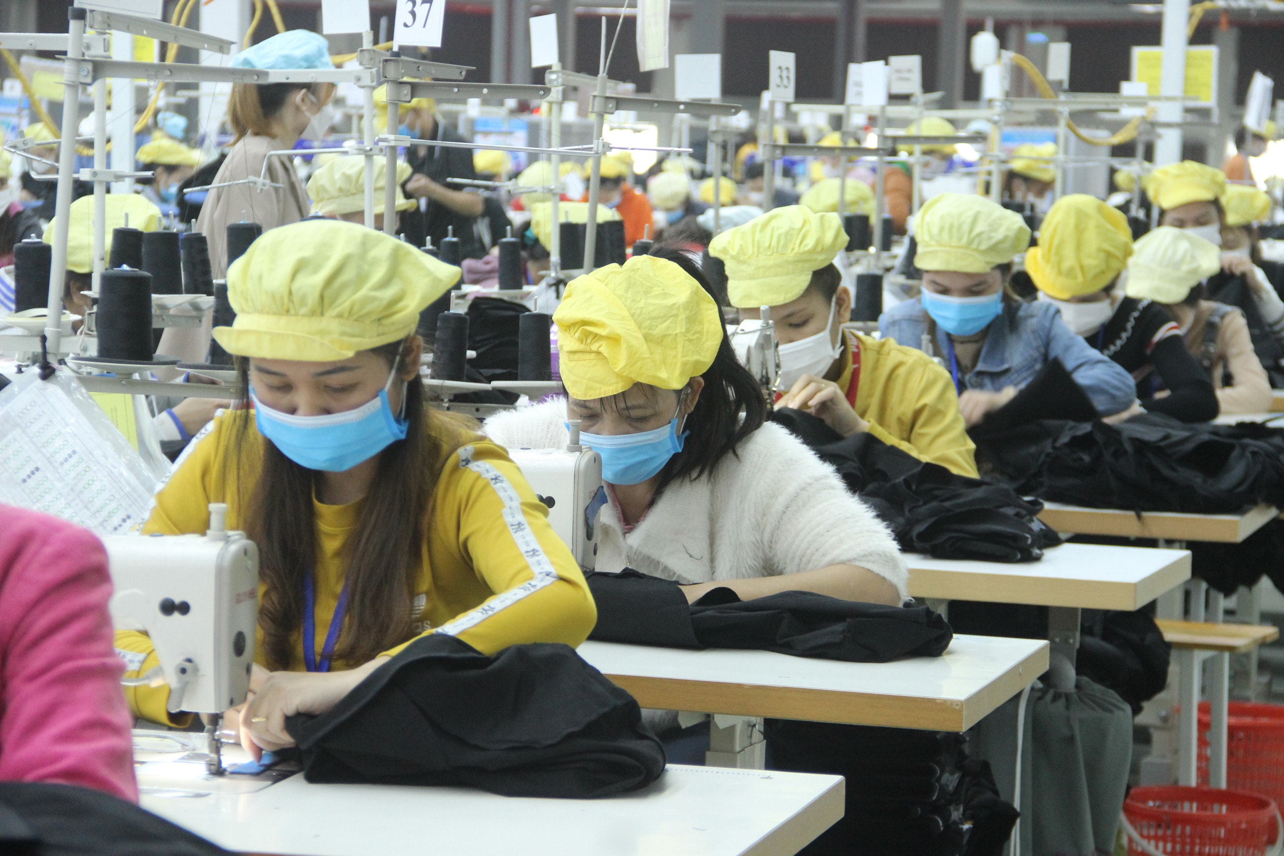 Các đơn vị, nhà máy tập trung sản xuất, đảm bảo an toàn phòng chống dịch. Ảnh: Q.A