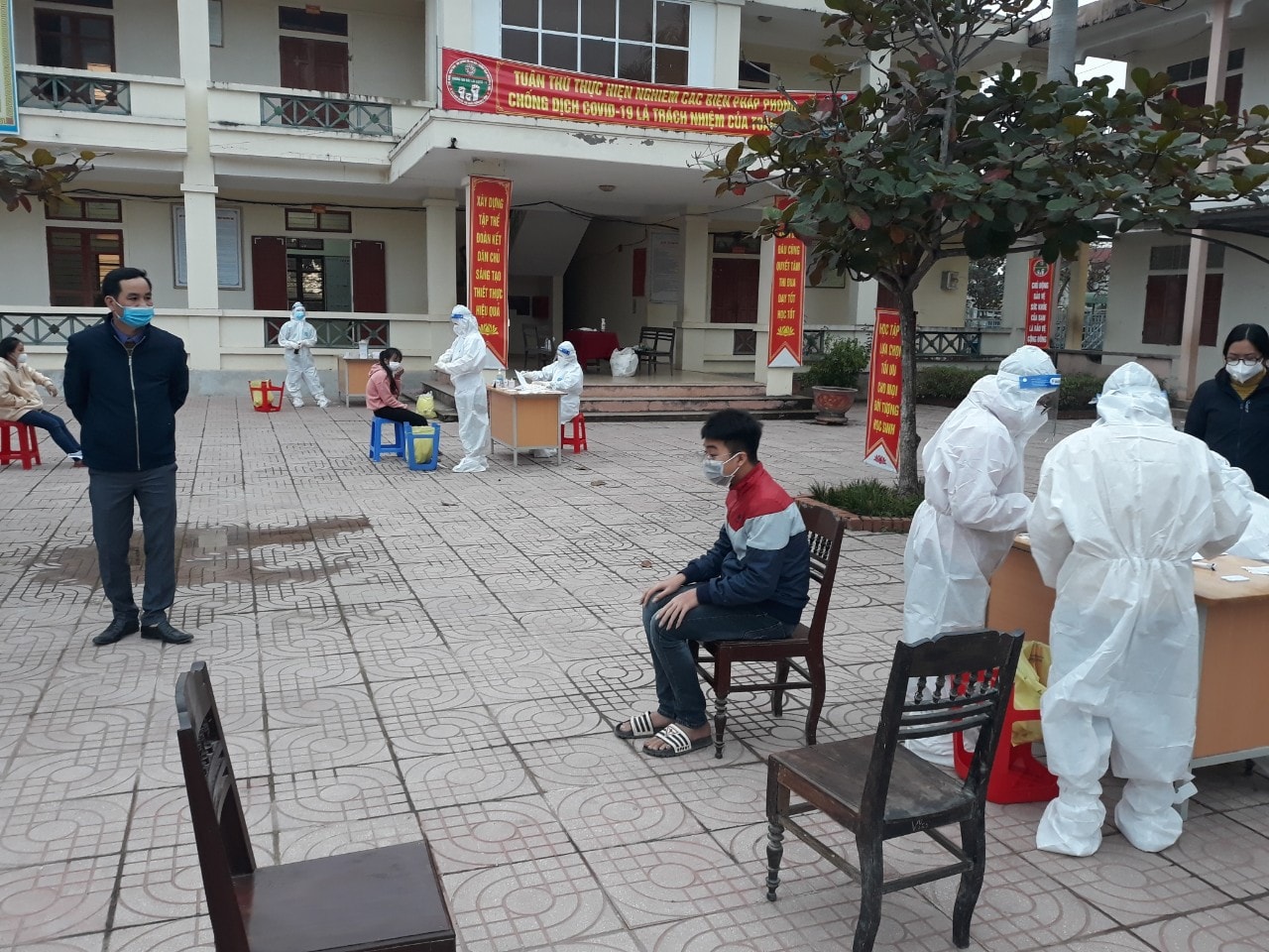 Lấy mẫu xét nghiệm tại trường THCS xã Diễn Yên, huyện Diễn Châu. Ảnh: Q.A