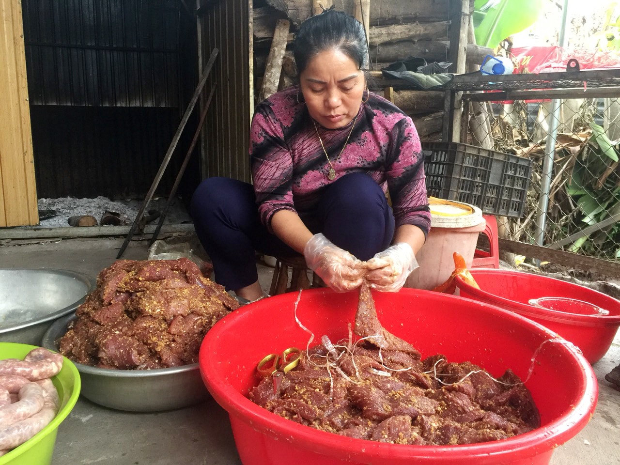 Trung bình mỗi Tết, cơ sở sản xuất bò giàng của chị Thảo Đường bán ra thị trường khoảng 1 tấn sản phẩm gác bếp các loại. Ảnh: Thanh Phúc
