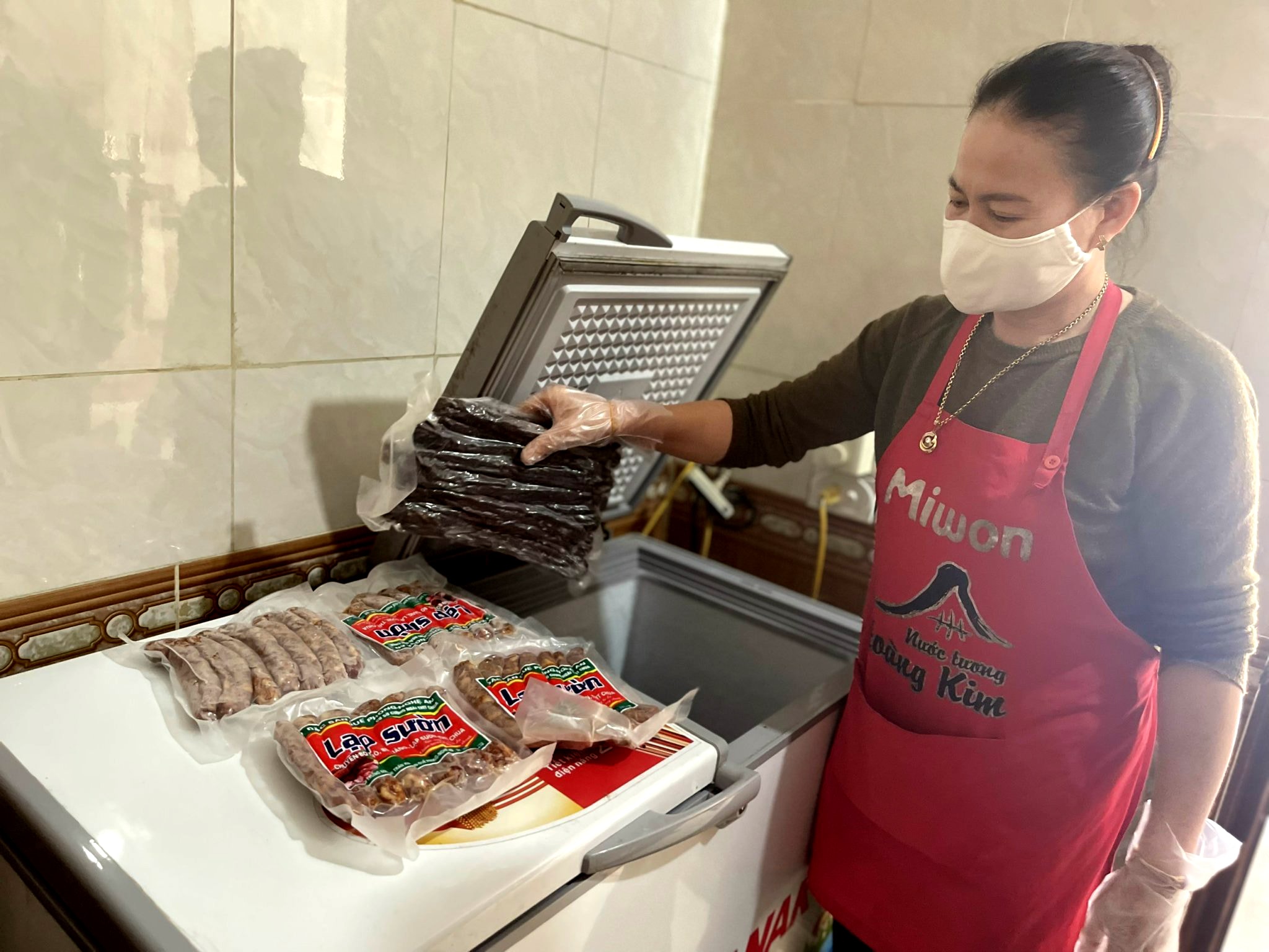 Các sản phẩm gác bếp hiện đã được đóng gói, hút chân không và có tem nhãn đầy đủ. Ảnh: Thanh Phúc