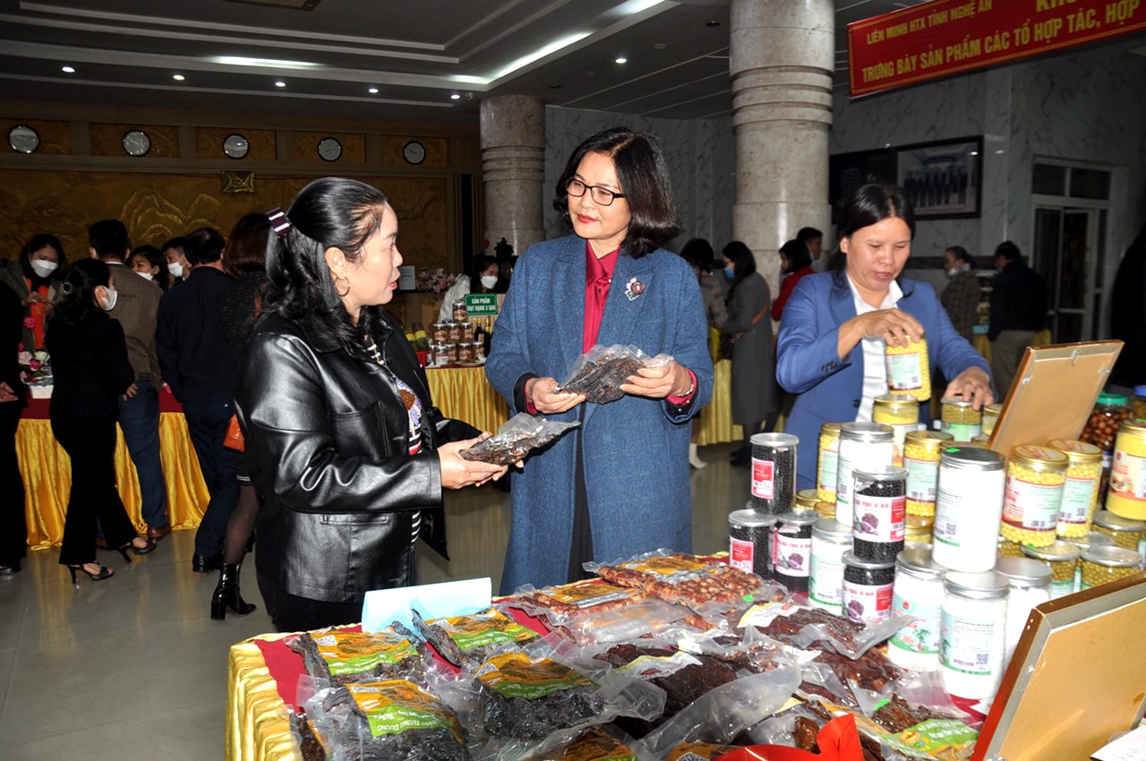 Các đặc sản vùng cao ngày càng được nhiều người tiêu dùng biết đến nhờ tham gia xúc tiến thương mại. Ảnh: Thanh Phúc
