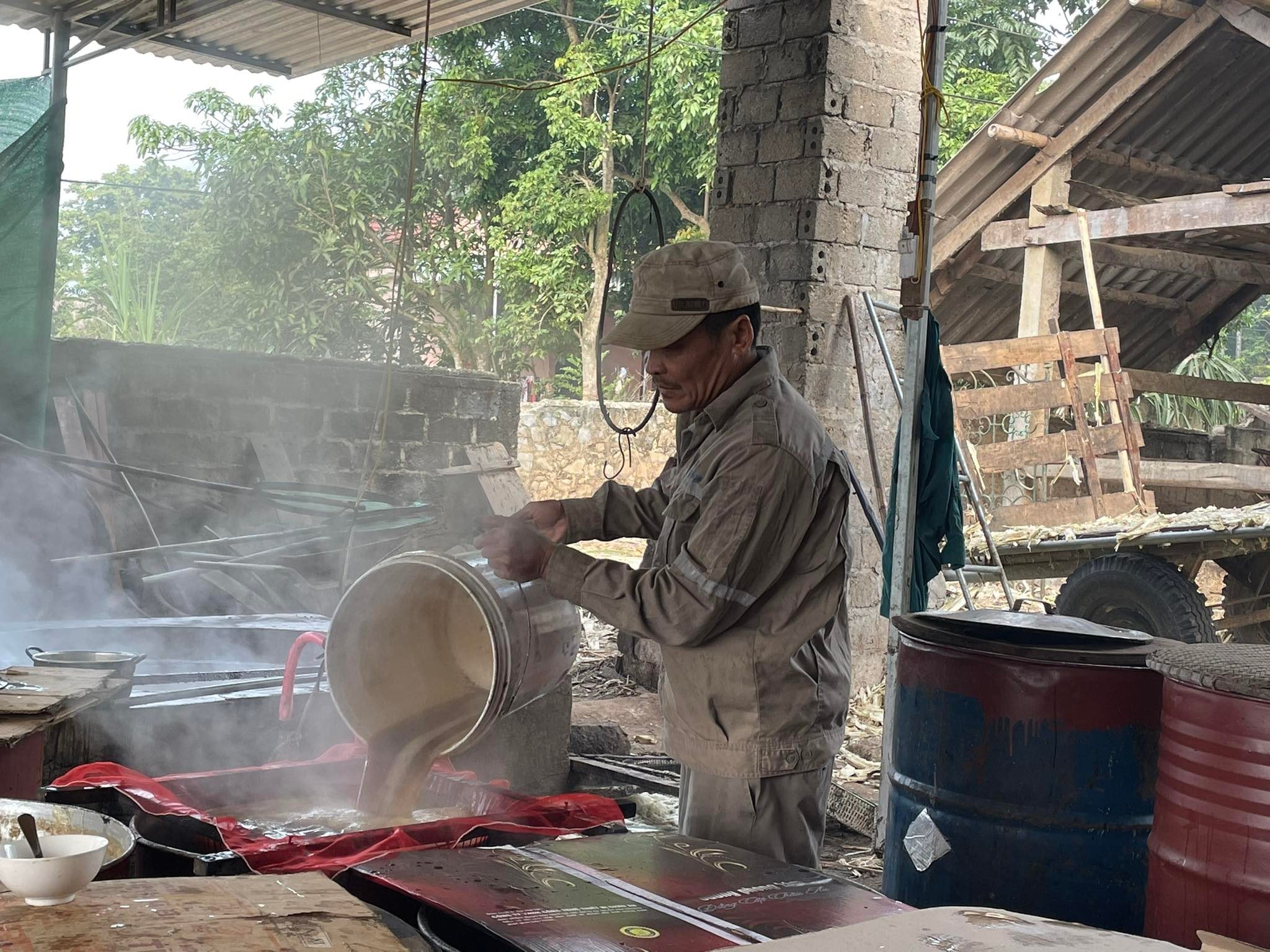 Sau khi nấu xong, người dân sẽ lọc mật qua lớp vải màn để cho sạch cặn. Ảnh: Minh Thái