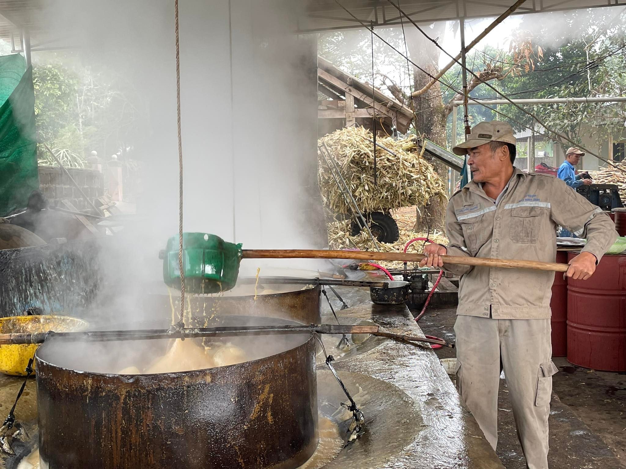 Ông Hùng cho biết, muốn mật ngon thì phải đứng canh các chảo mật lớn trong nhiều giờ và phải liên tục đảo đều tay. Ảnh: Minh Thái