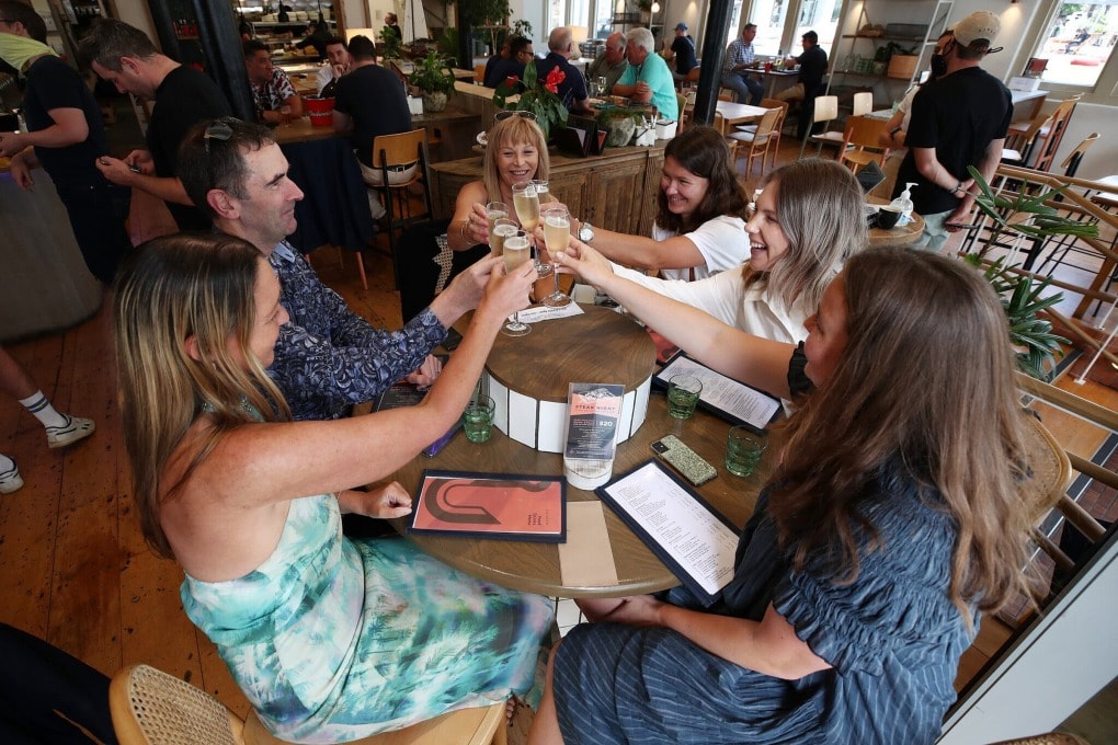 Một nhóm bạn họp mặt tại nhà hàng ở Auckland, New Zealand, tháng 12/2021. Ảnh: NY Times