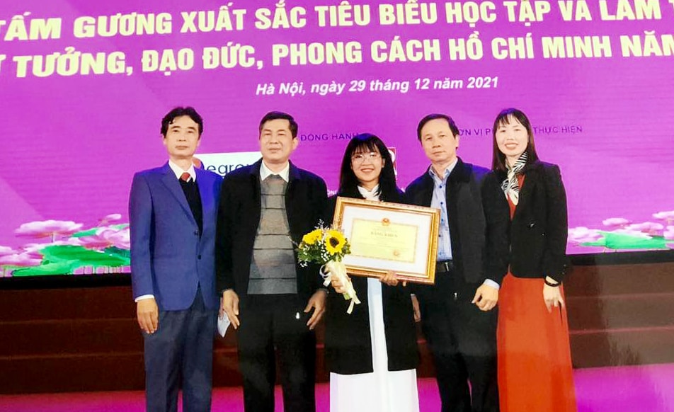 Trần Thương Huyền và lãnh đạo Sở Giáo dục và Đào tạo Nghệ An tại lễ trao giải được tổ chức tại Hà Nội. Ảnh: PV