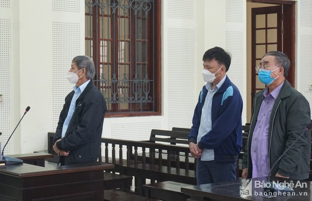 Các bị cáo Lưu Quang Thượng, Nguyễn Văn Hồng, Trần Công Oanh (từ trái qua phải) nguyên cán bộ xã Nghi Tiến, Nghi Lộc tại phiên tòa. Ảnh tư liêu Như Bình 