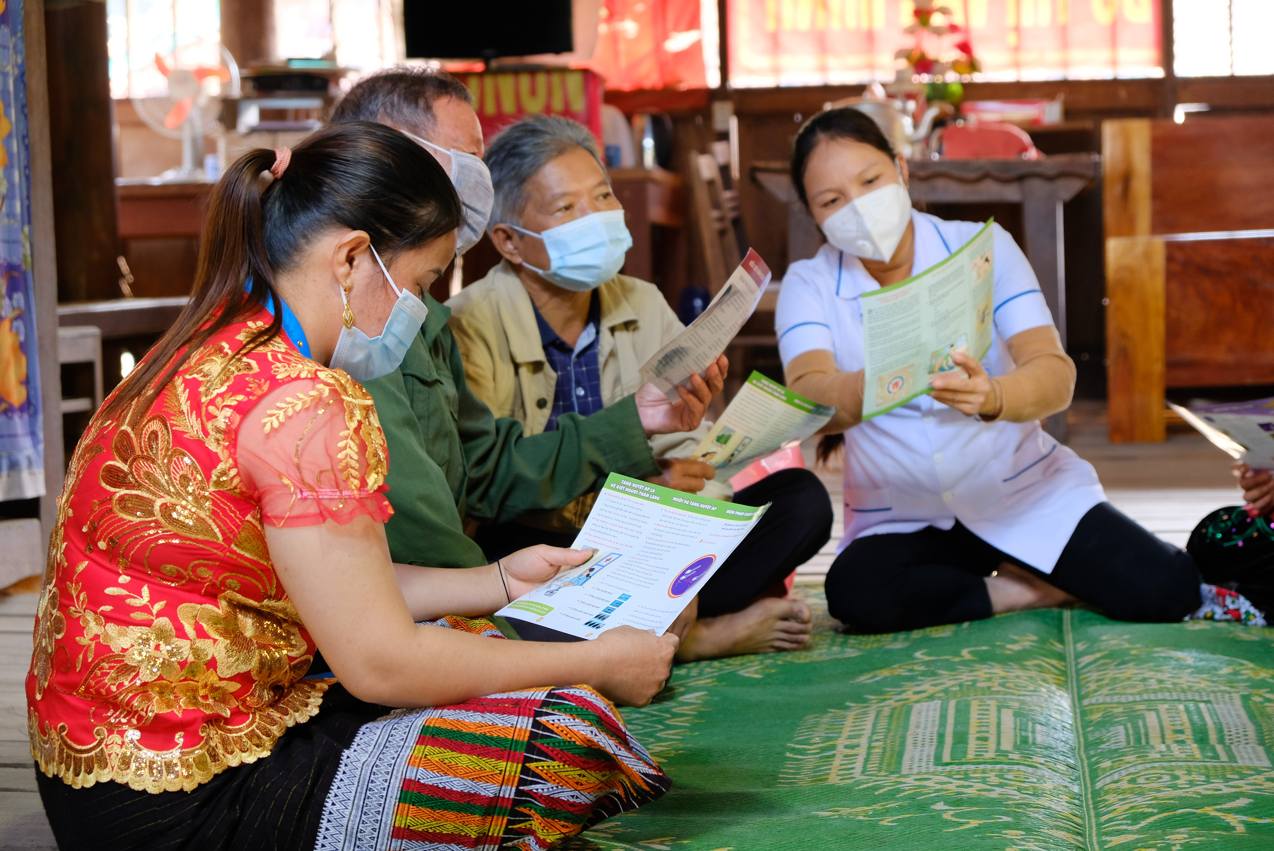 Tư vấn về thực hiện chính sách dân số cho người dân trên địa bàn huyện Tương Dương. Ảnh: MH