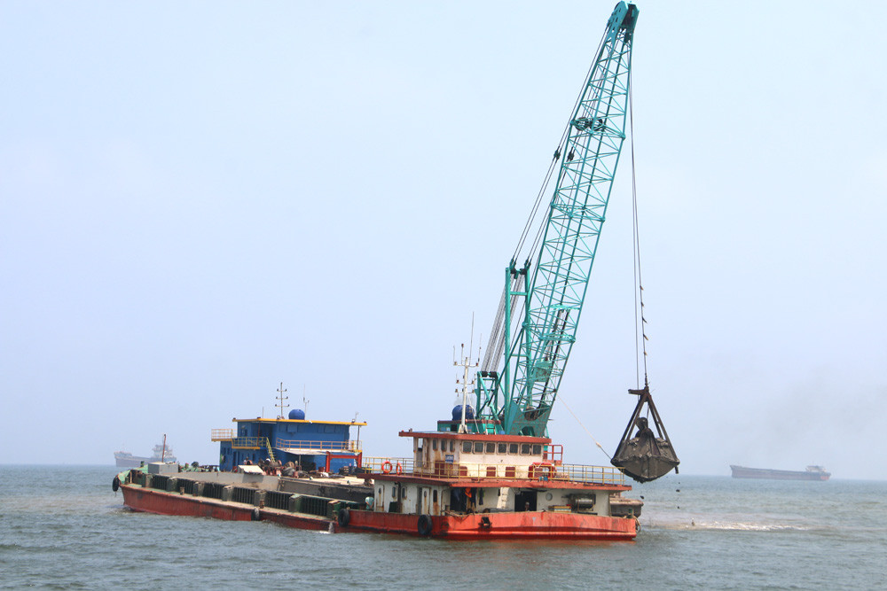 Tàu cuốc đang nạo vét luồng lạch tại cảng Cửa Lò tháng 4 năm 2021 để tàu có tải trọng trên 10.000 tấn ra vào và chuẩn bị thi công cầu cảng số 5 và số 6. Ảnh Nguyễn Hải