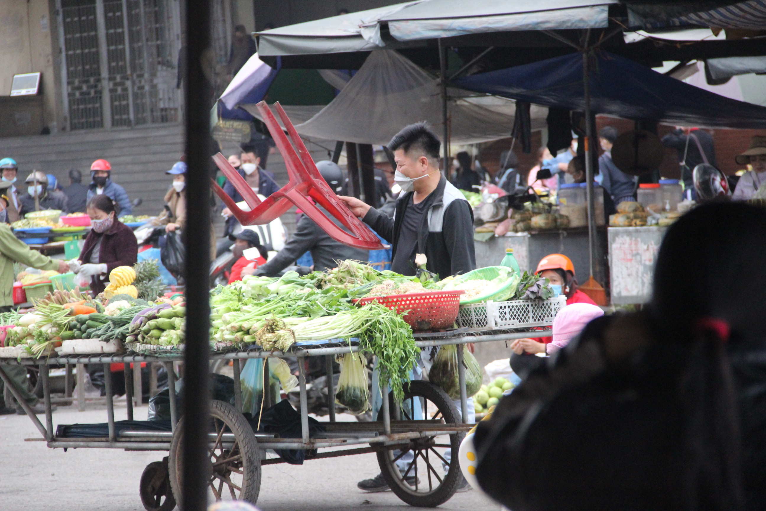 Khoảng thời gian từ 17 giờ chiều trở đi, tiểu thương mang xe đẩy, hàng hóa bày ra giữa đường Lê Hồng Sơn, trước khu vực chợ Vinh và chợ đầu mối. Ảnh: Q.A