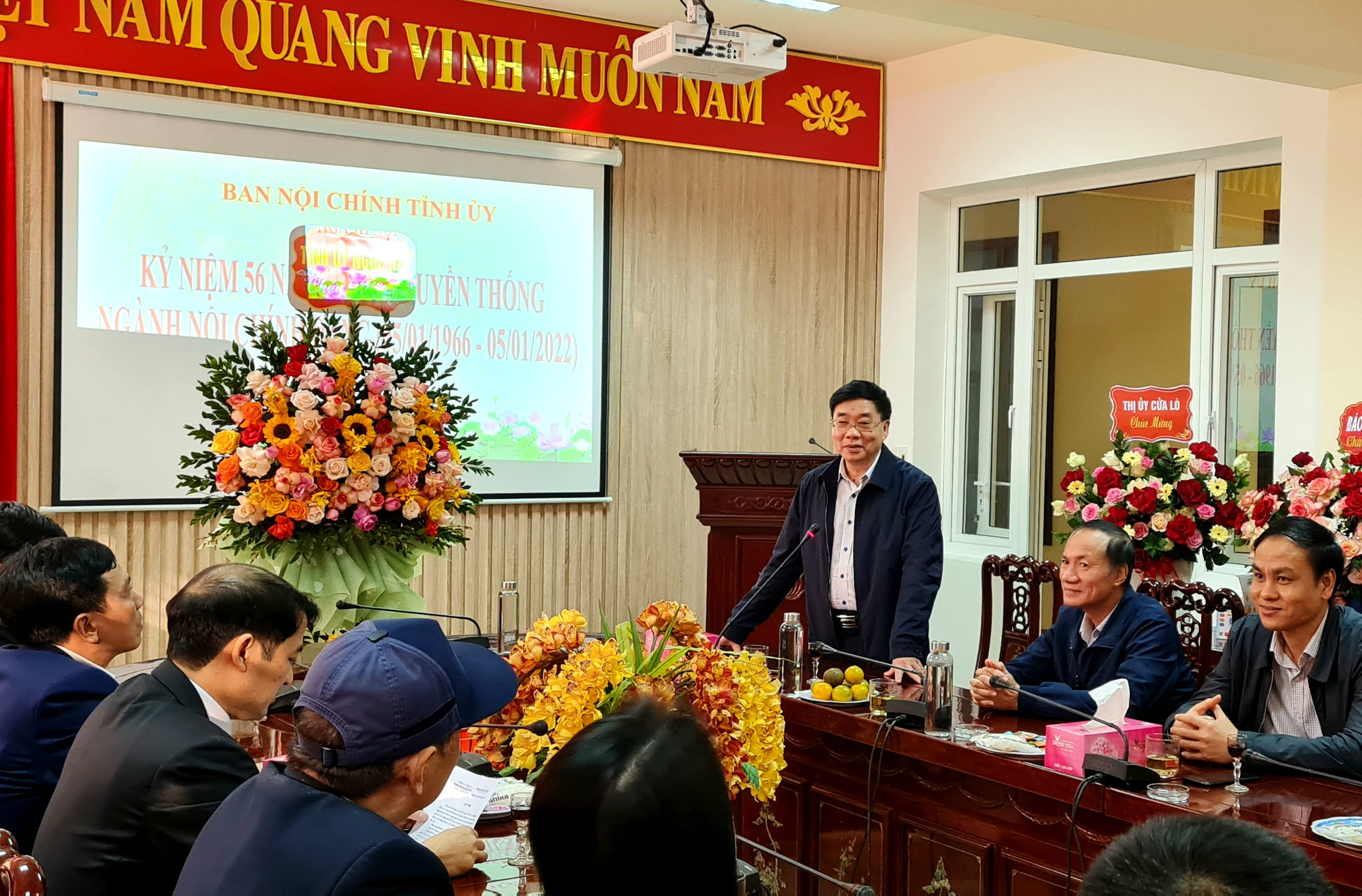 Đồng chí Nguyễn Văn Thông ghi nhận những đóng góp của ngành Nội chúc mừng Ban Nội chính Tỉnh ủy nhân ngày truyền thống. Ảnh: Hoài Thu