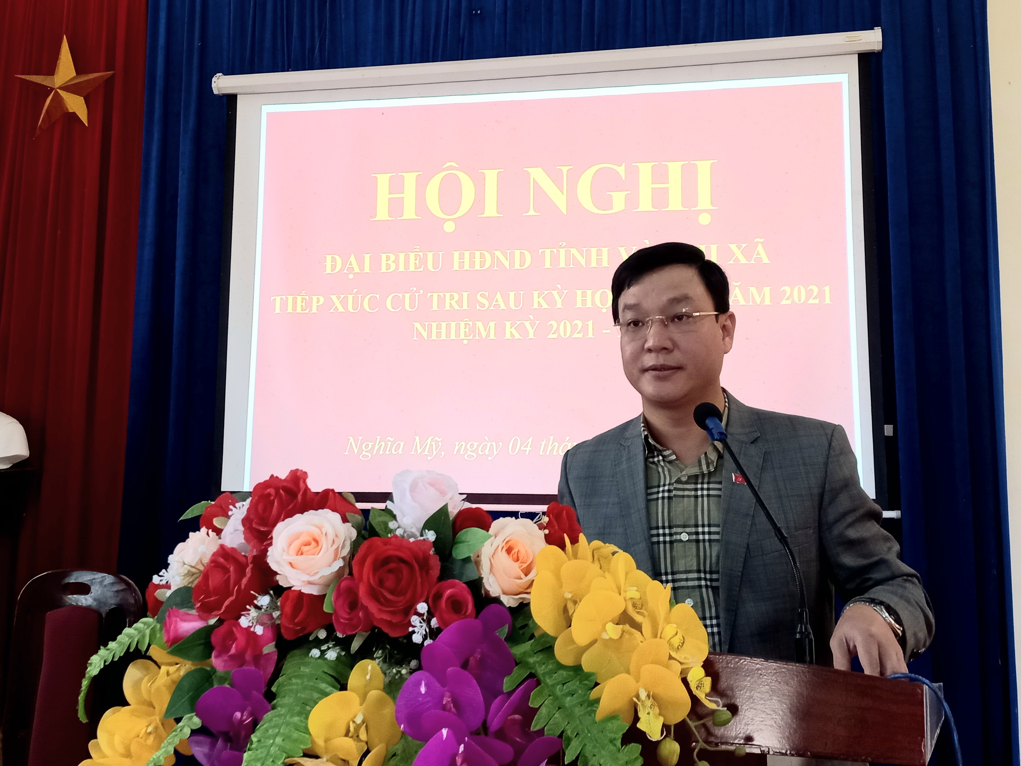 Đồng chí Phạm Tuấn Vinh thay mặt các đại biểu HĐND tỉnh, thị xã phát biểu giải trình, tiếp thu ý kiến cử tri. Ảnh Quang Huy