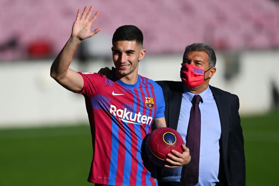 Torres ra mắt CĐV Barca bên cạnh Chủ tịch Joan Laporta. Ảnh: Reuters.